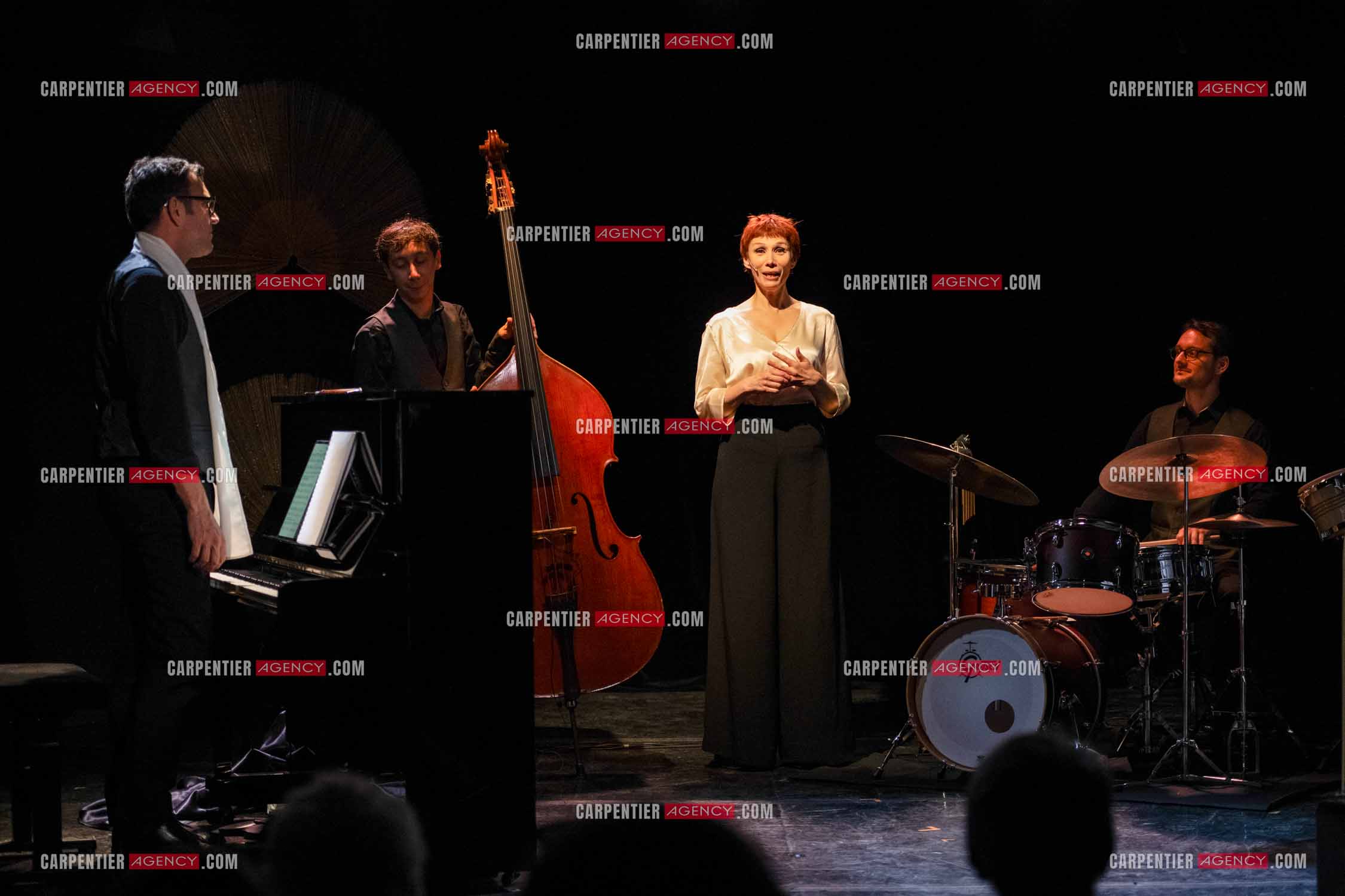 Spectacle musical racontant la vie de Monsieur Cole Porter. La chanteuse Isabelle Georges dans le rôle d'une Linda accompagnée d'un trio jazzy ( piano, contrebasse et batterie ).  ( Exclusif )