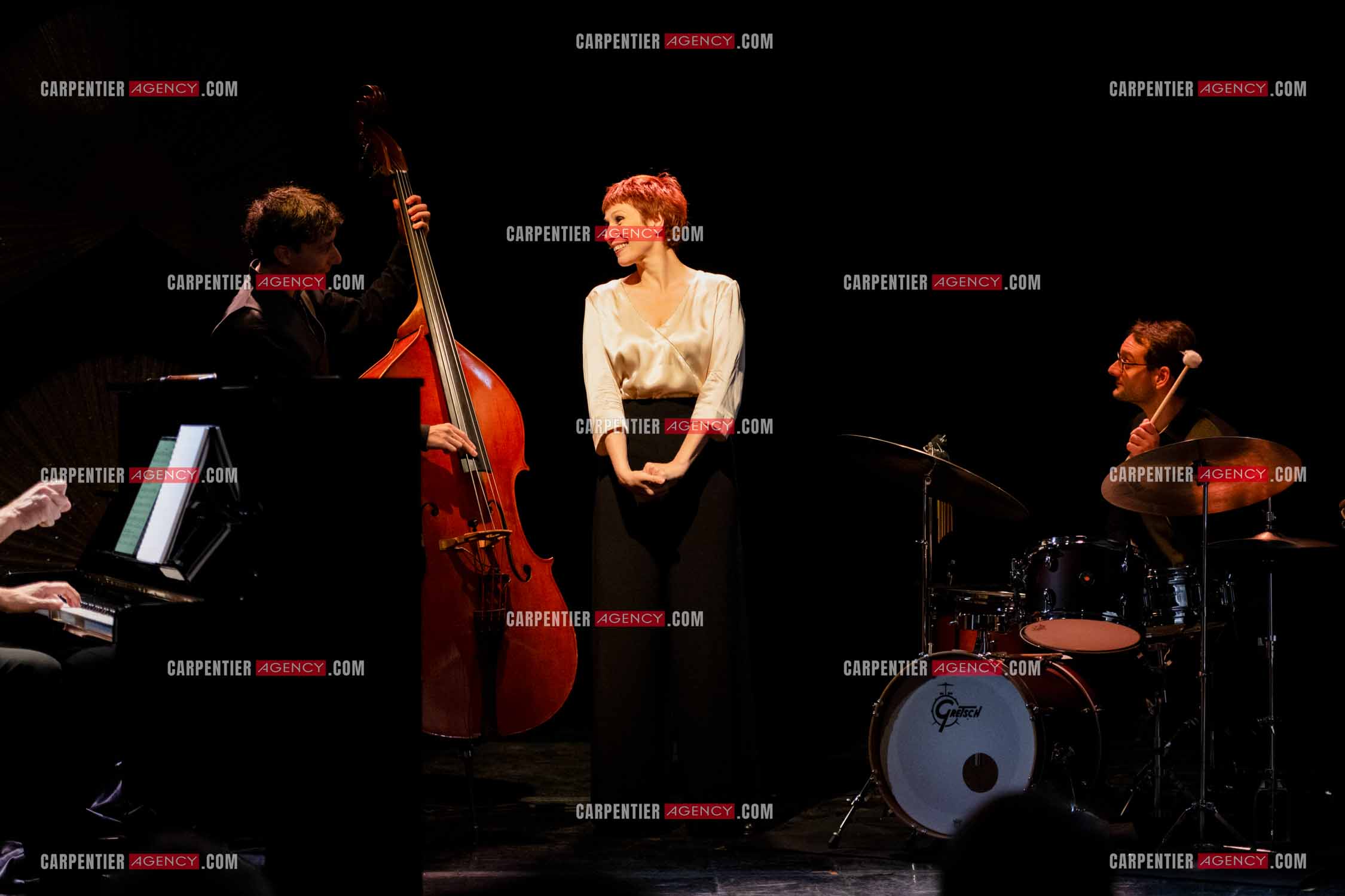 Spectacle musical racontant la vie de Monsieur Cole Porter. La chanteuse Isabelle Georges dans le rôle d'une Linda accompagnée d'un trio jazzy ( piano, contrebasse et batterie ).  ( Exclusif )