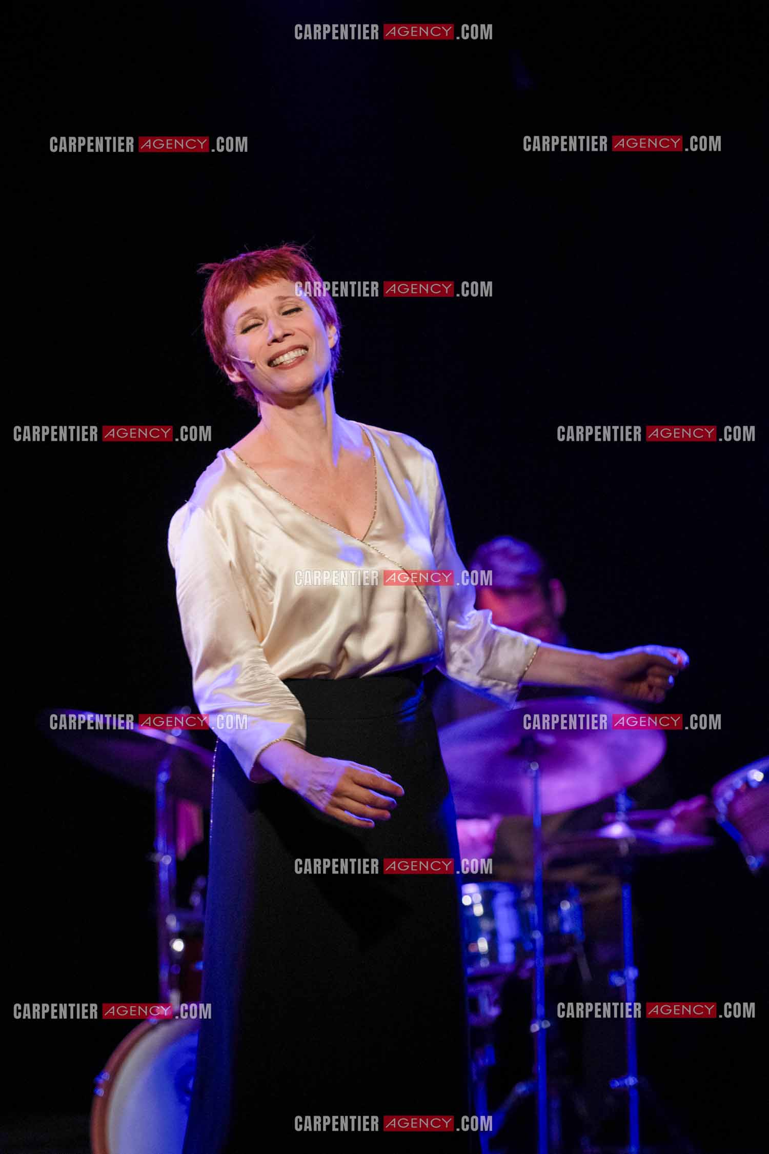 Spectacle musical racontant la vie de Monsieur Cole Porter. La chanteuse Isabelle Georges dans le rôle d'une Linda accompagnée d'un trio jazzy ( piano, contrebasse et batterie ).  ( Exclusif )