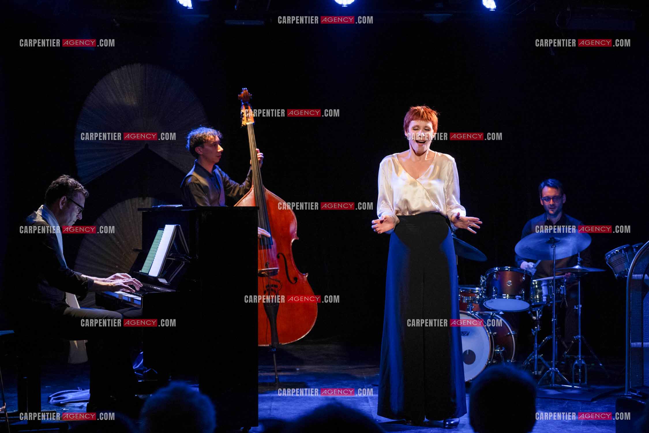 Spectacle musical racontant la vie de Monsieur Cole Porter. La chanteuse Isabelle Georges dans le rôle d'une Linda accompagnée d'un trio jazzy ( piano, contrebasse et batterie ).  ( Exclusif )