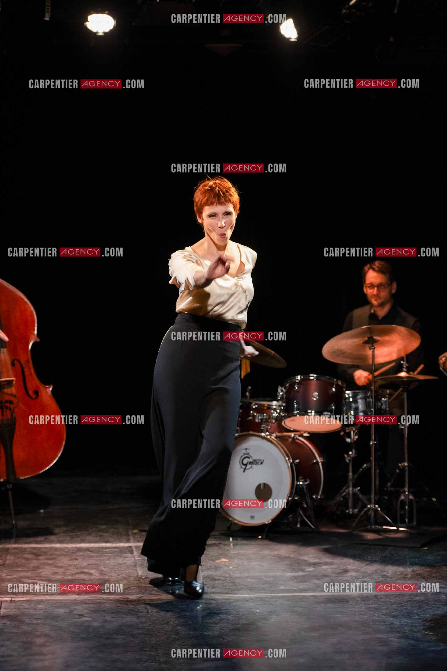 Spectacle musical racontant la vie de Monsieur Cole Porter. La chanteuse Isabelle Georges dans le rôle d'une Linda accompagnée d'un trio jazzy ( piano, contrebasse et batterie ).  ( Exclusif )