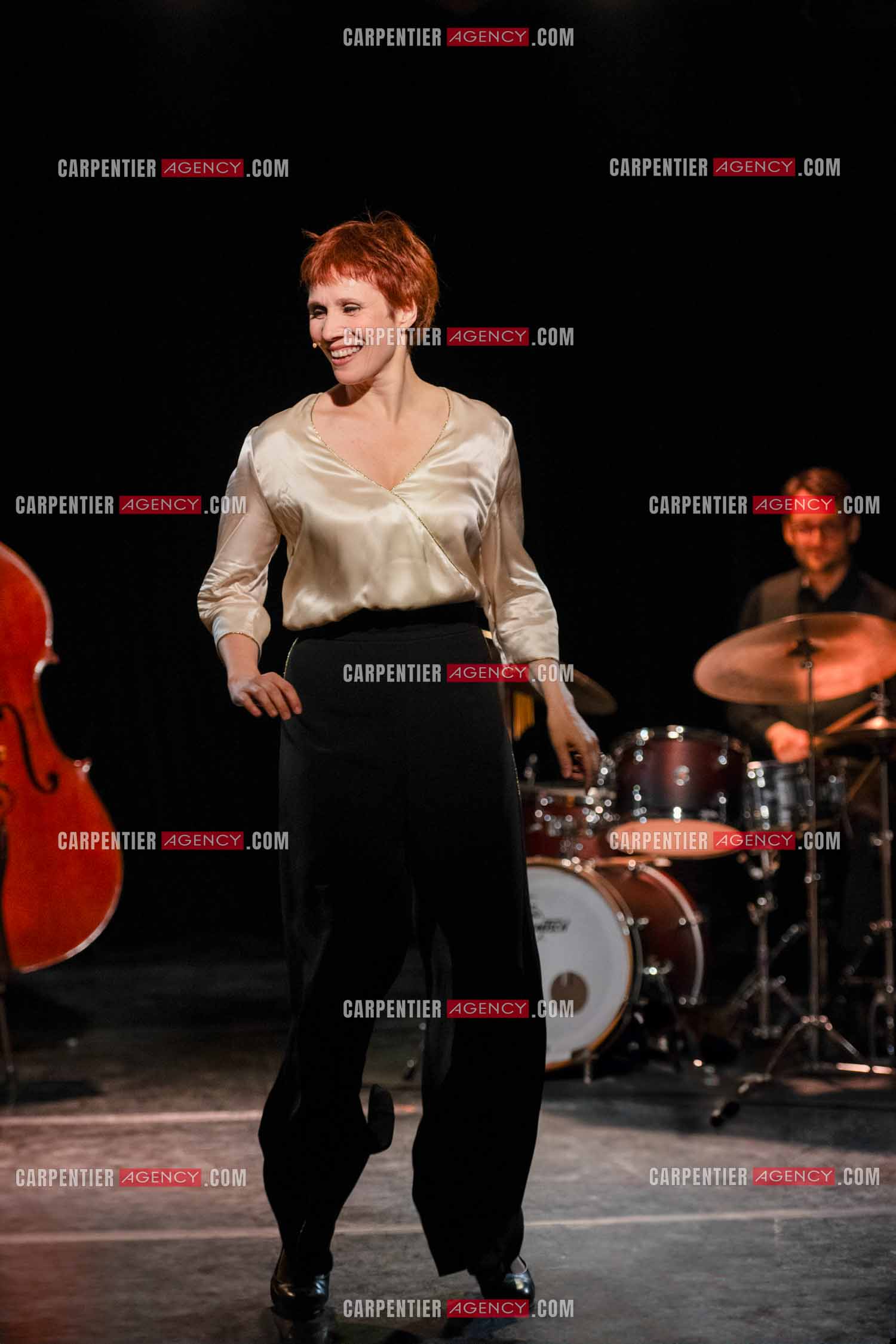Spectacle musical racontant la vie de Monsieur Cole Porter. La chanteuse Isabelle Georges dans le rôle d'une Linda accompagnée d'un trio jazzy ( piano, contrebasse et batterie ).  ( Exclusif )