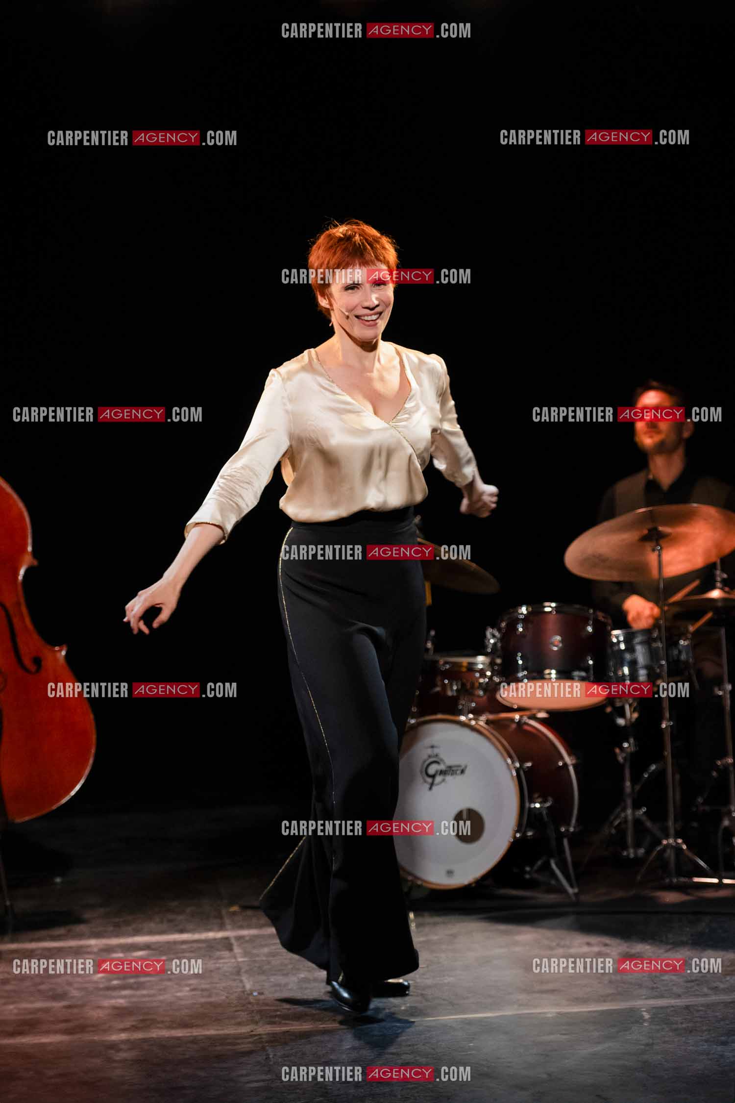 Spectacle musical racontant la vie de Monsieur Cole Porter. La chanteuse Isabelle Georges dans le rôle d'une Linda accompagnée d'un trio jazzy ( piano, contrebasse et batterie ).  ( Exclusif )