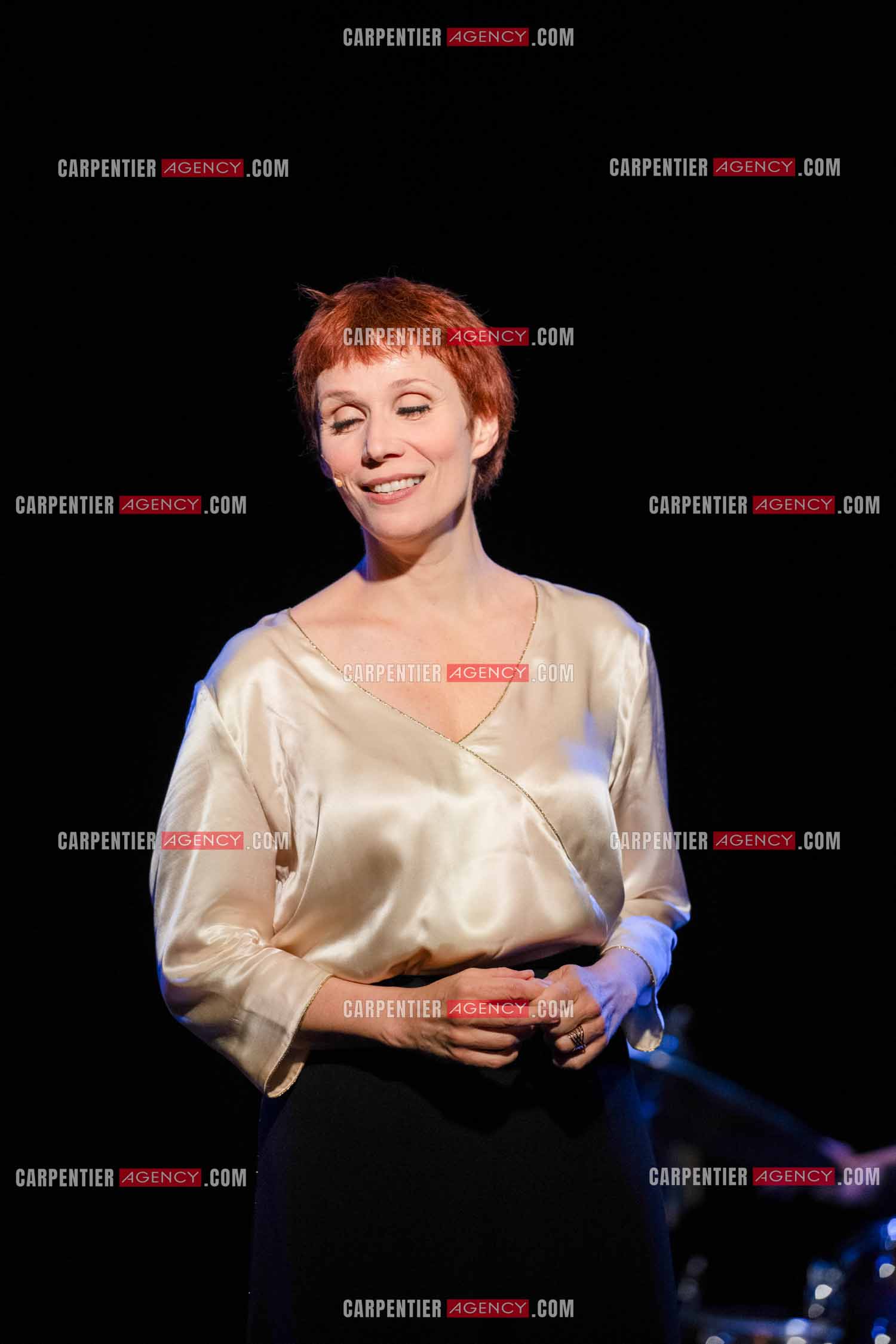 Spectacle musical racontant la vie de Monsieur Cole Porter. La chanteuse Isabelle Georges dans le rôle d'une Linda accompagnée d'un trio jazzy ( piano, contrebasse et batterie ).  ( Exclusif )