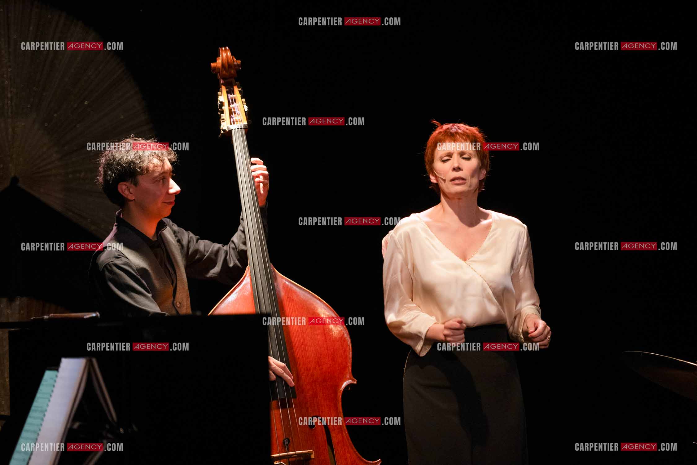 Spectacle musical racontant la vie de Monsieur Cole Porter. La chanteuse Isabelle Georges dans le rôle d'une Linda accompagnée d'un trio jazzy ( piano, contrebasse et batterie ).  ( Exclusif )