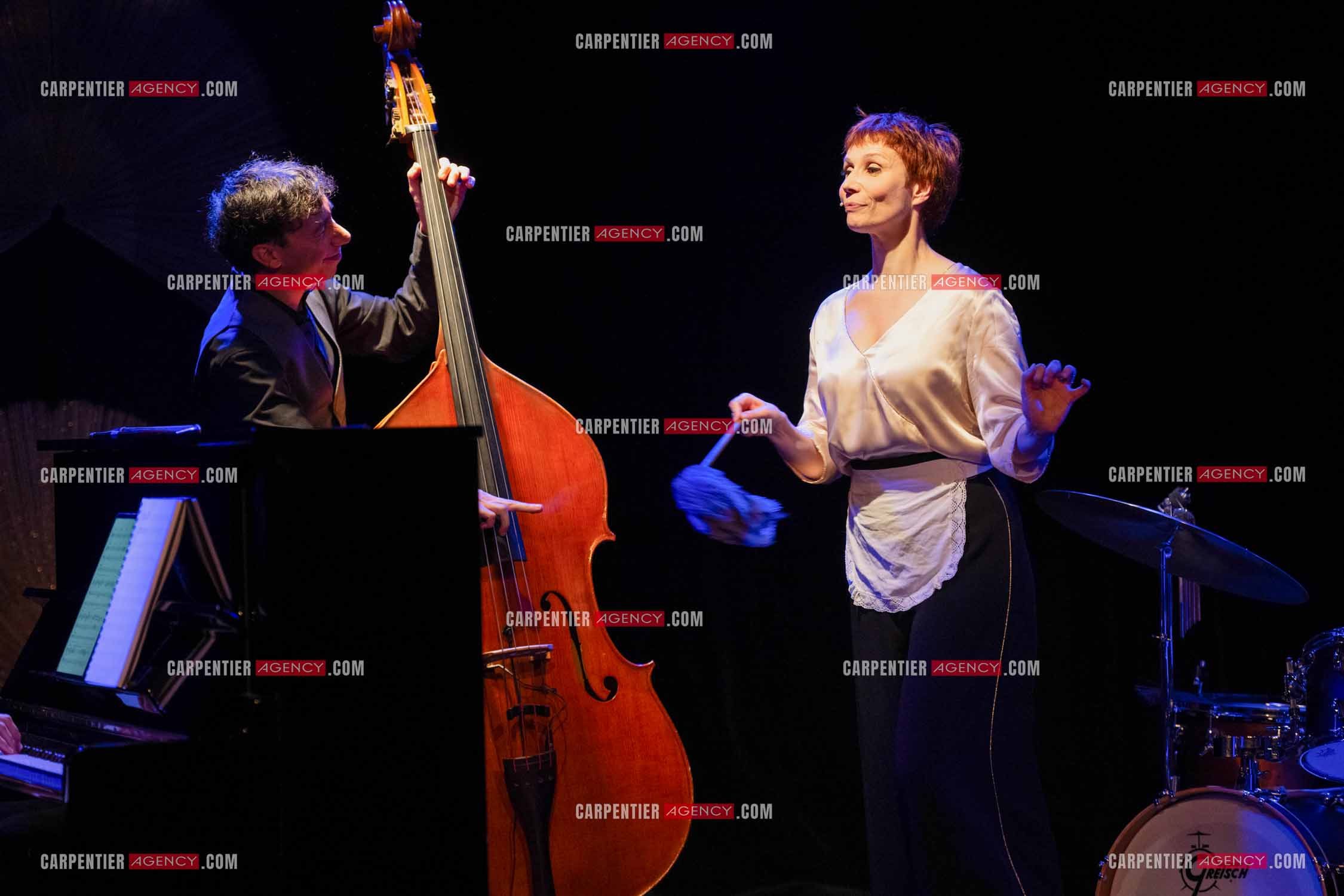 Spectacle musical racontant la vie de Monsieur Cole Porter. La chanteuse Isabelle Georges dans le rôle d'une Linda accompagnée d'un trio jazzy ( piano, contrebasse et batterie ).  ( Exclusif )