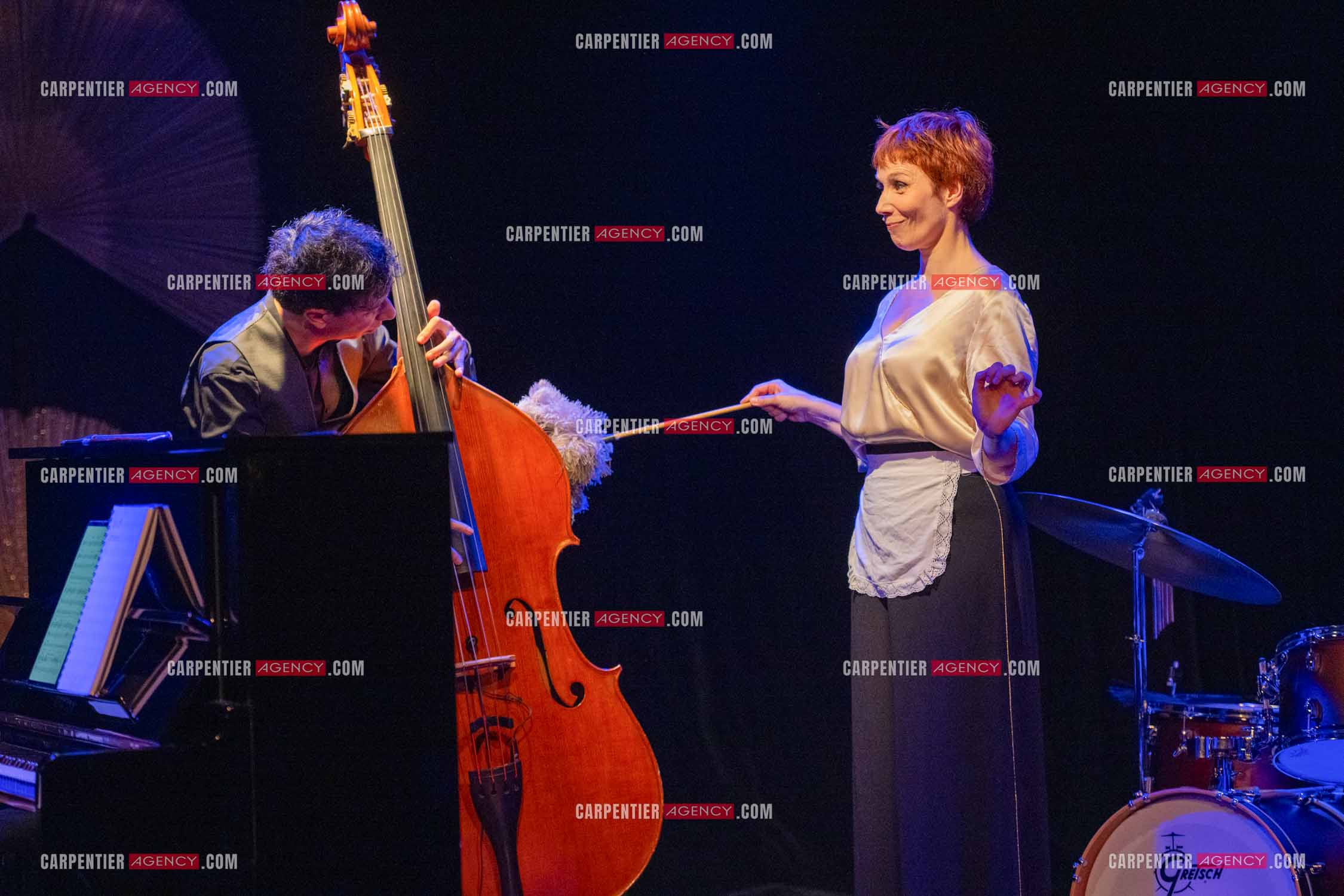 Spectacle musical racontant la vie de Monsieur Cole Porter. La chanteuse Isabelle Georges dans le rôle d'une Linda accompagnée d'un trio jazzy ( piano, contrebasse et batterie ).  ( Exclusif )