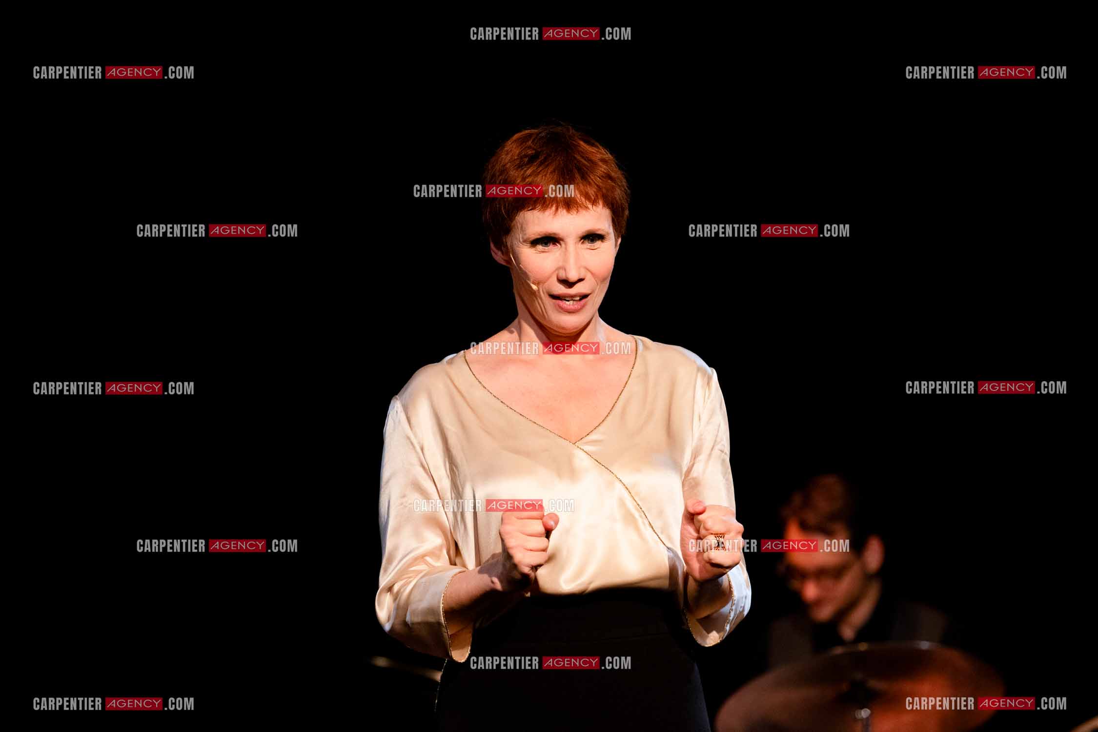 Spectacle musical racontant la vie de Monsieur Cole Porter. La chanteuse Isabelle Georges dans le rôle d'une Linda accompagnée d'un trio jazzy ( piano, contrebasse et batterie ).  ( Exclusif )