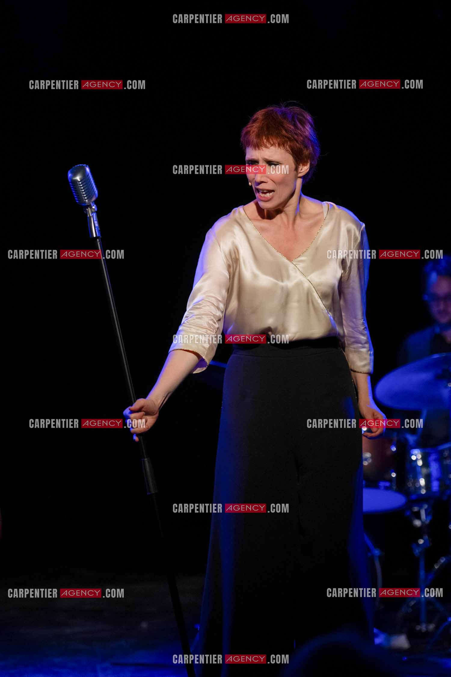 Spectacle musical racontant la vie de Monsieur Cole Porter. La chanteuse Isabelle Georges dans le rôle d'une Linda accompagnée d'un trio jazzy ( piano, contrebasse et batterie ).  ( Exclusif )