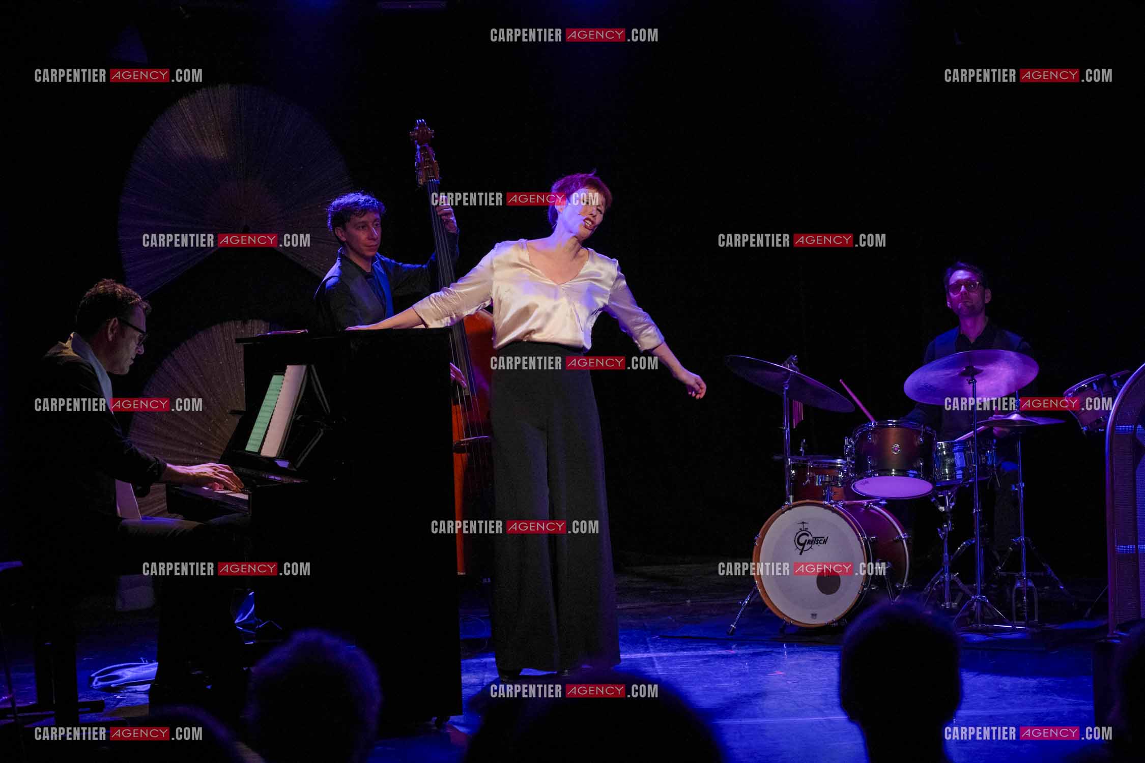 Spectacle musical racontant la vie de Monsieur Cole Porter. La chanteuse Isabelle Georges dans le rôle d'une Linda accompagnée d'un trio jazzy ( piano, contrebasse et batterie ).  ( Exclusif )
