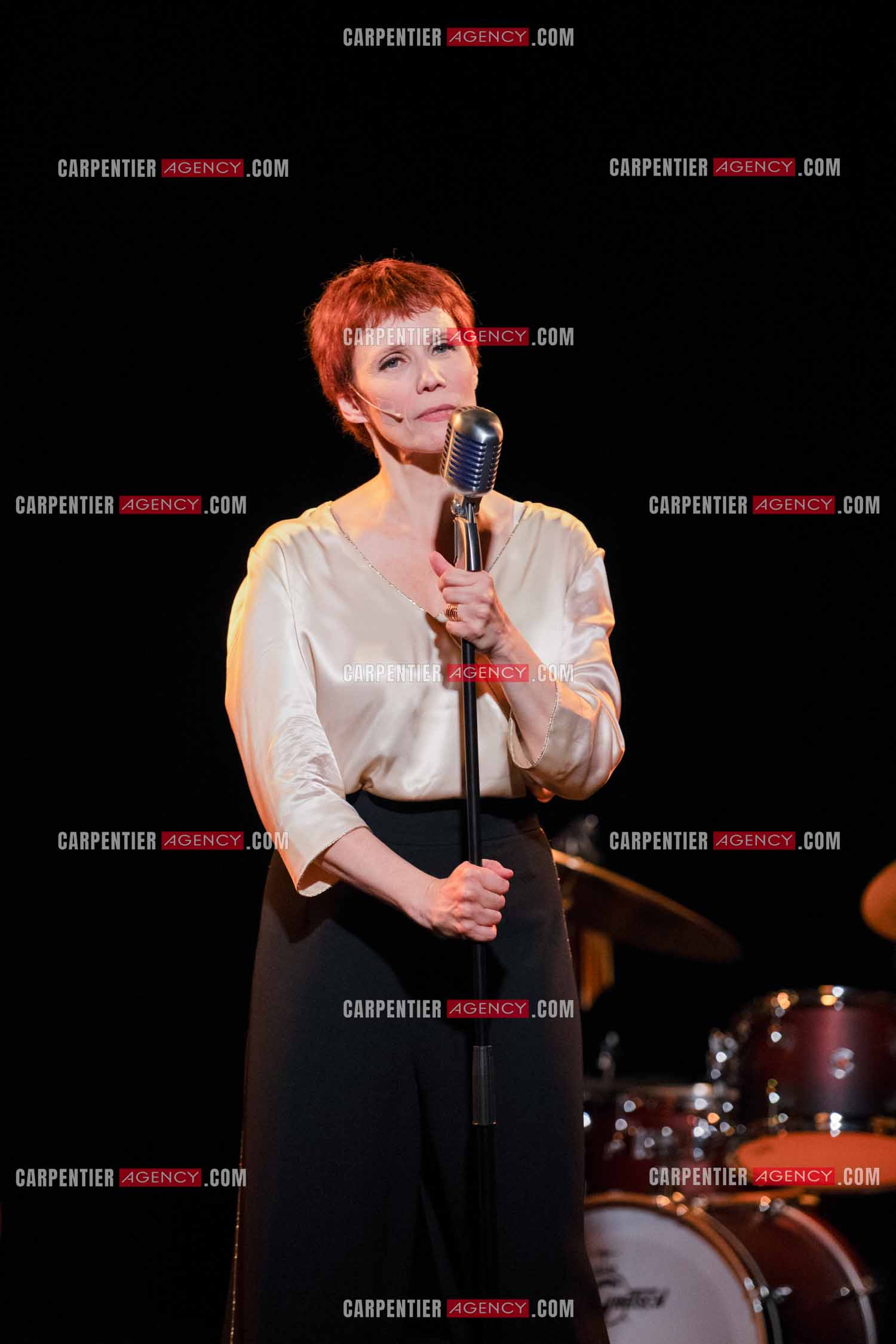 Spectacle musical racontant la vie de Monsieur Cole Porter. La chanteuse Isabelle Georges dans le rôle d'une Linda accompagnée d'un trio jazzy ( piano, contrebasse et batterie ).  ( Exclusif )