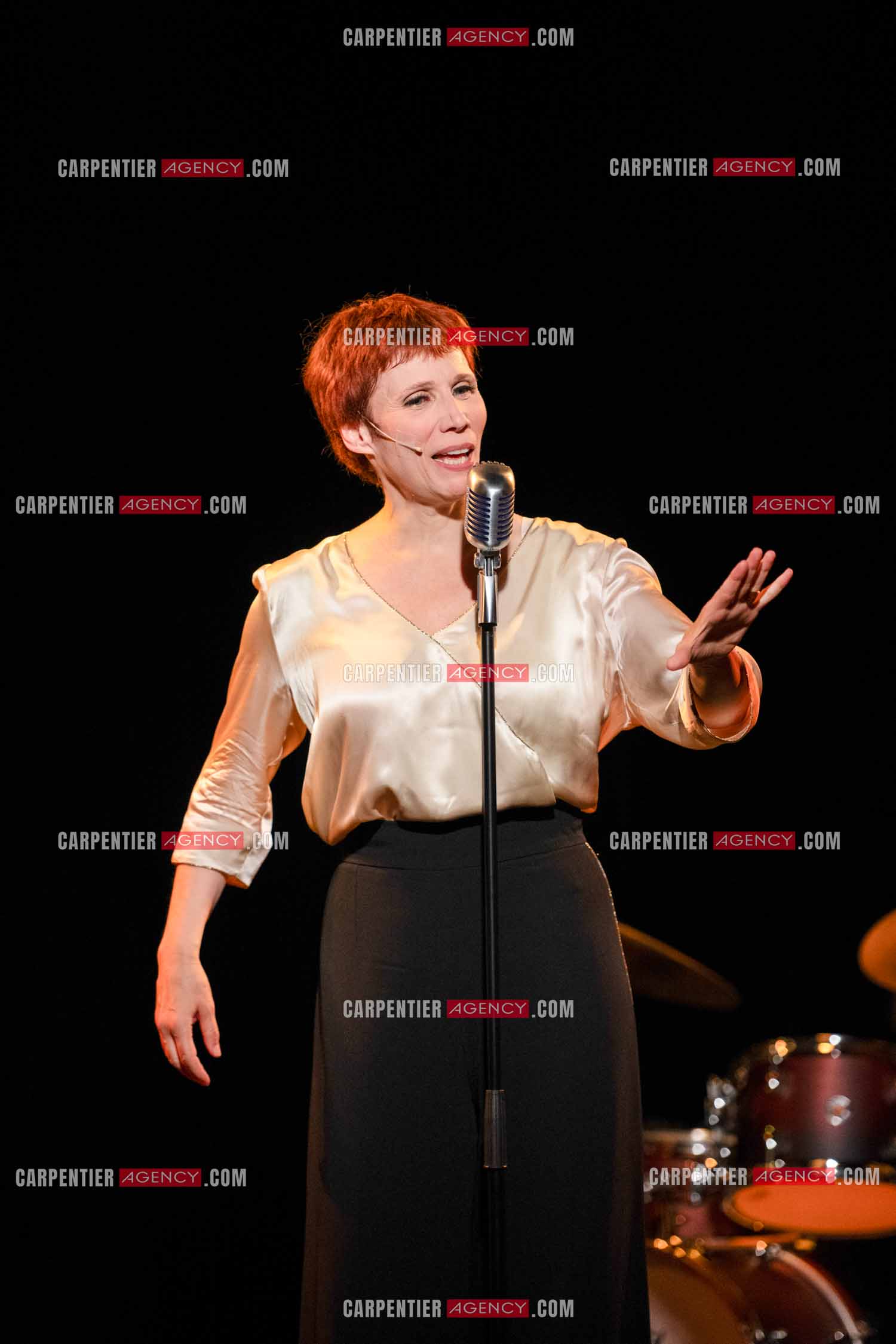 Spectacle musical racontant la vie de Monsieur Cole Porter. La chanteuse Isabelle Georges dans le rôle d'une Linda accompagnée d'un trio jazzy ( piano, contrebasse et batterie ).  ( Exclusif )