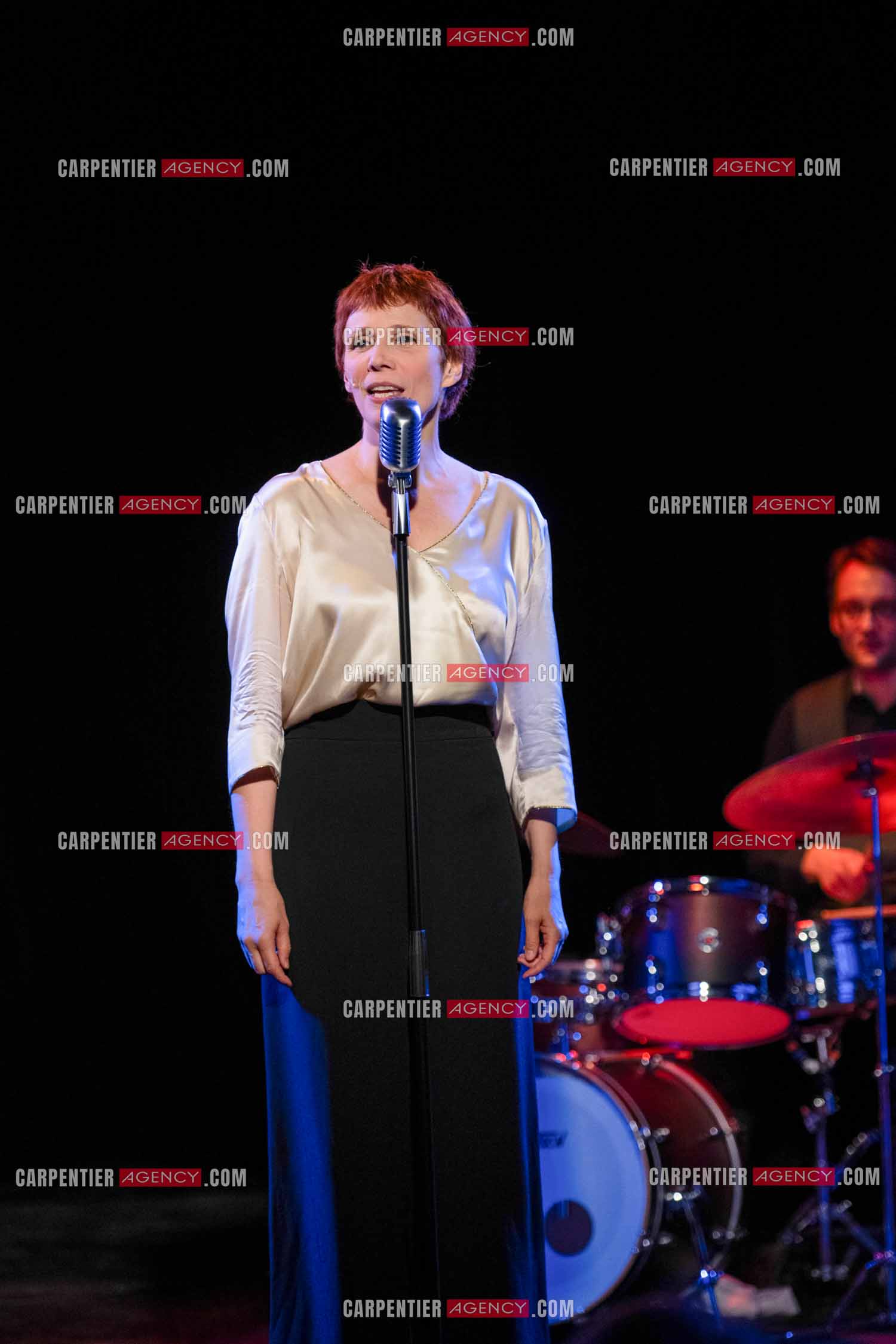 Spectacle musical racontant la vie de Monsieur Cole Porter. La chanteuse Isabelle Georges dans le rôle d'une Linda accompagnée d'un trio jazzy ( piano, contrebasse et batterie ).  ( Exclusif )