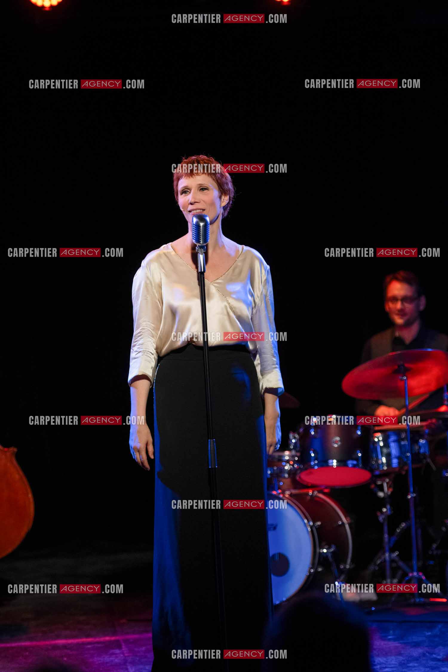 Spectacle musical racontant la vie de Monsieur Cole Porter. La chanteuse Isabelle Georges dans le rôle d'une Linda accompagnée d'un trio jazzy ( piano, contrebasse et batterie ).  ( Exclusif )