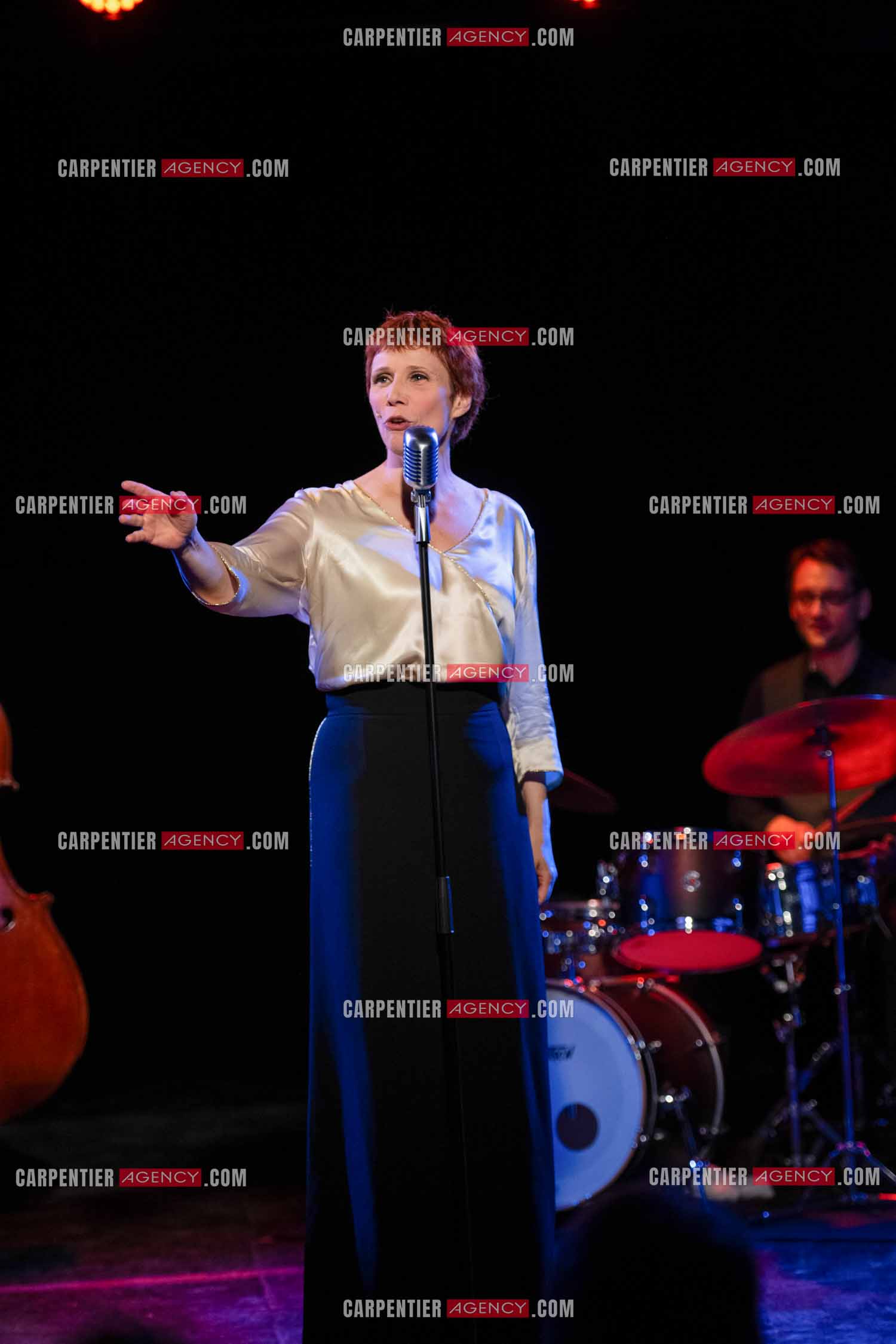 Spectacle musical racontant la vie de Monsieur Cole Porter. La chanteuse Isabelle Georges dans le rôle d'une Linda accompagnée d'un trio jazzy ( piano, contrebasse et batterie ).  ( Exclusif )