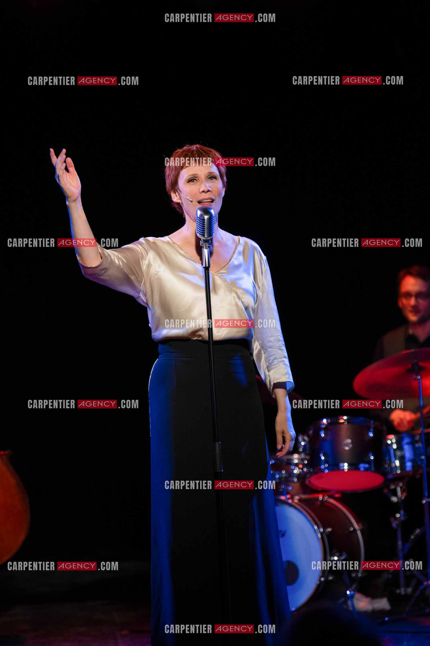 Spectacle musical racontant la vie de Monsieur Cole Porter. La chanteuse Isabelle Georges dans le rôle d'une Linda accompagnée d'un trio jazzy ( piano, contrebasse et batterie ).  ( Exclusif )