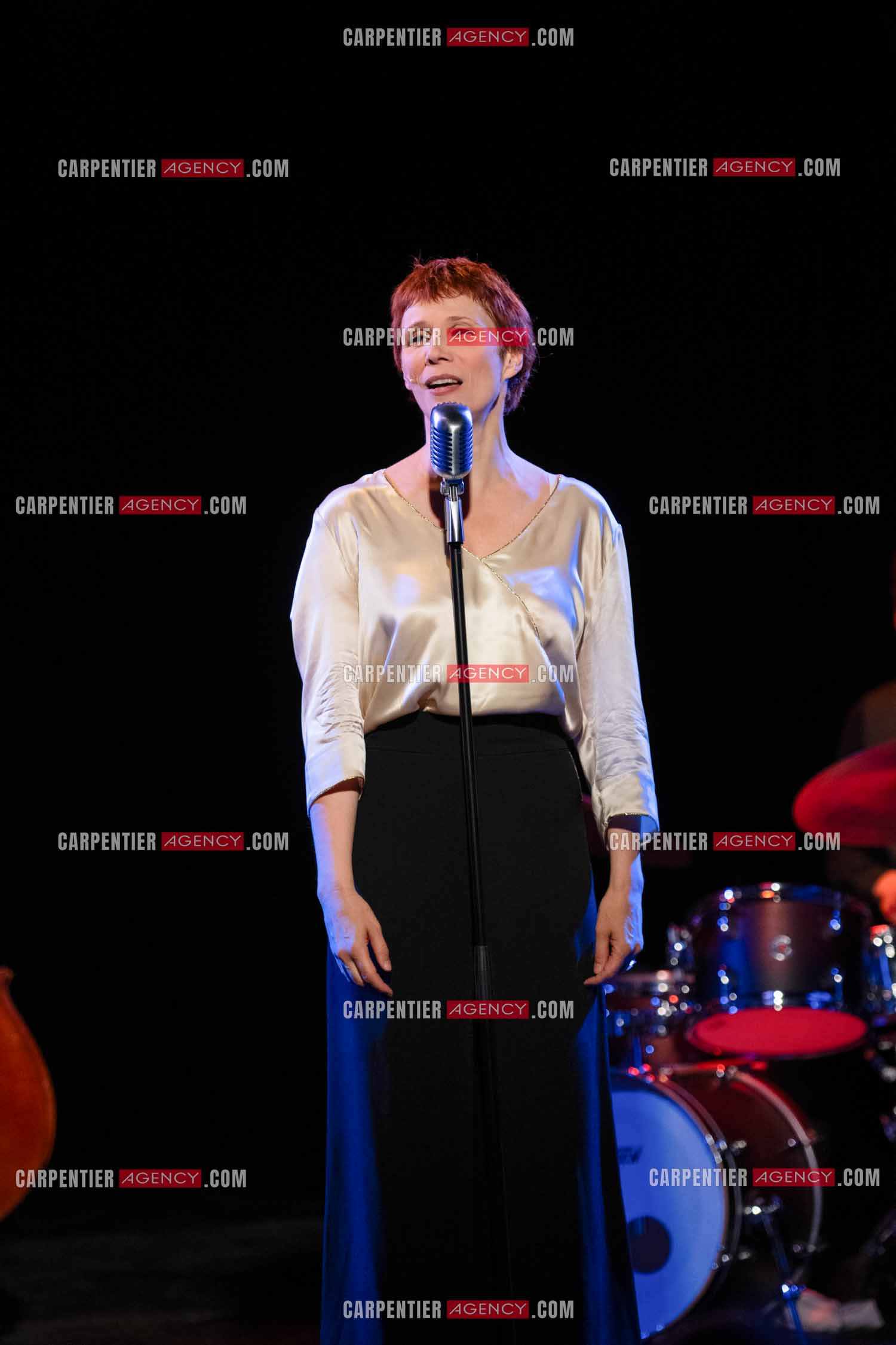 Spectacle musical racontant la vie de Monsieur Cole Porter. La chanteuse Isabelle Georges dans le rôle d'une Linda accompagnée d'un trio jazzy ( piano, contrebasse et batterie ).  ( Exclusif )