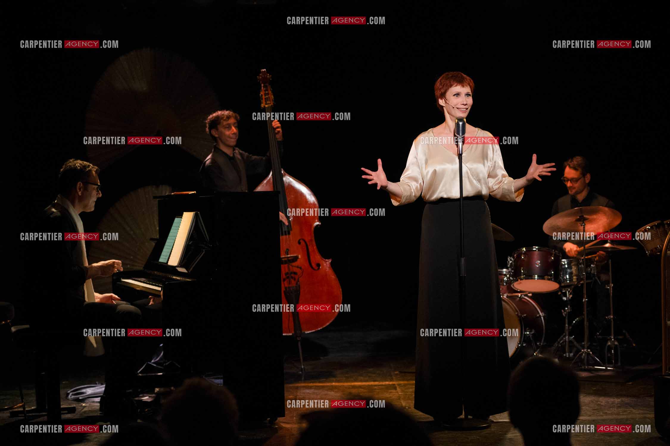 Spectacle musical racontant la vie de Monsieur Cole Porter. La chanteuse Isabelle Georges dans le rôle d'une Linda accompagnée d'un trio jazzy ( piano, contrebasse et batterie ).  ( Exclusif )