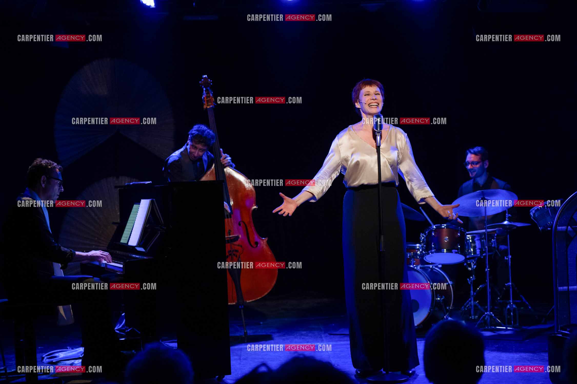 Spectacle musical racontant la vie de Monsieur Cole Porter. La chanteuse Isabelle Georges dans le rôle d'une Linda accompagnée d'un trio jazzy ( piano, contrebasse et batterie ).  ( Exclusif )