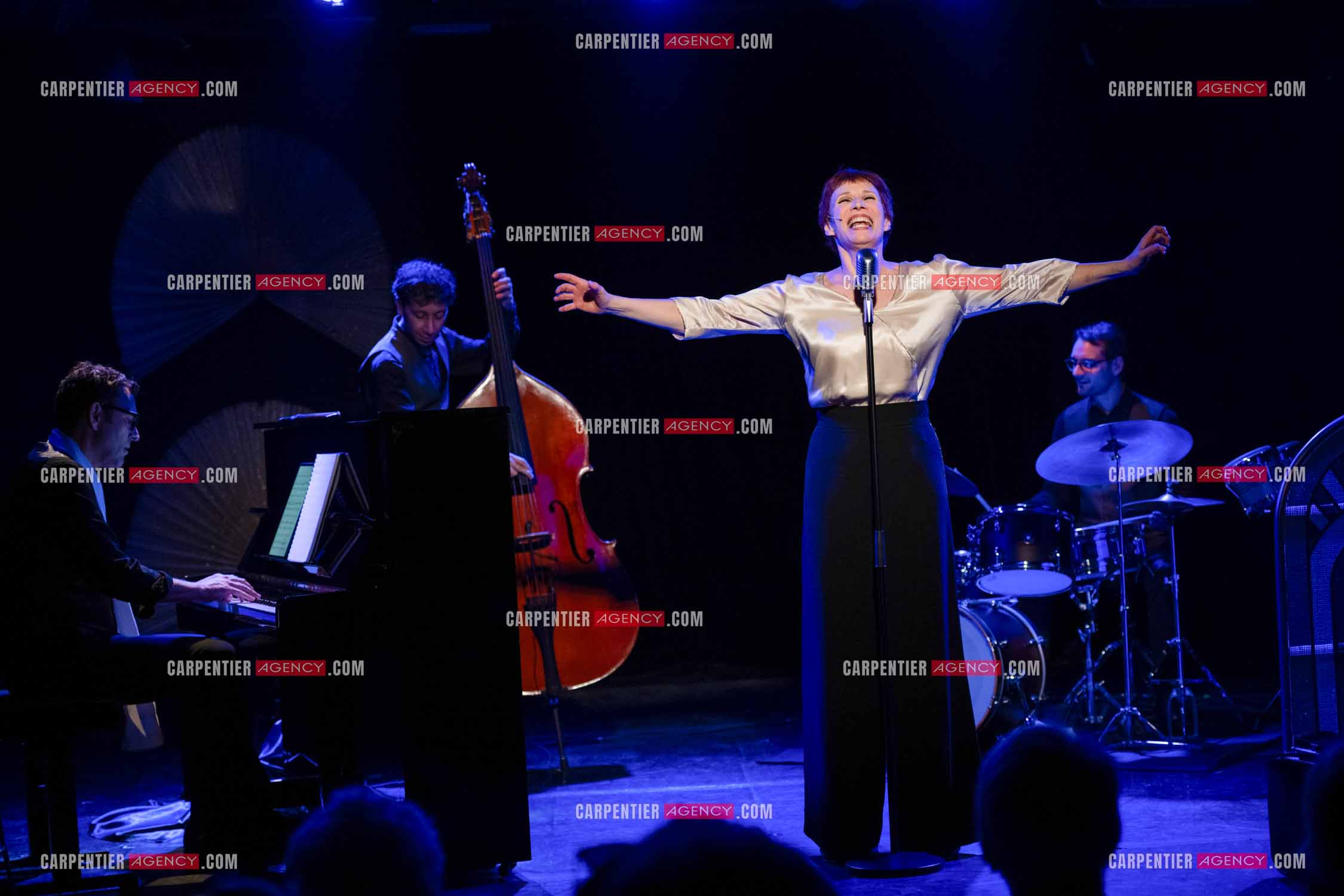 Spectacle musical racontant la vie de Monsieur Cole Porter. La chanteuse Isabelle Georges dans le rôle d'une Linda accompagnée d'un trio jazzy ( piano, contrebasse et batterie ).  ( Exclusif )