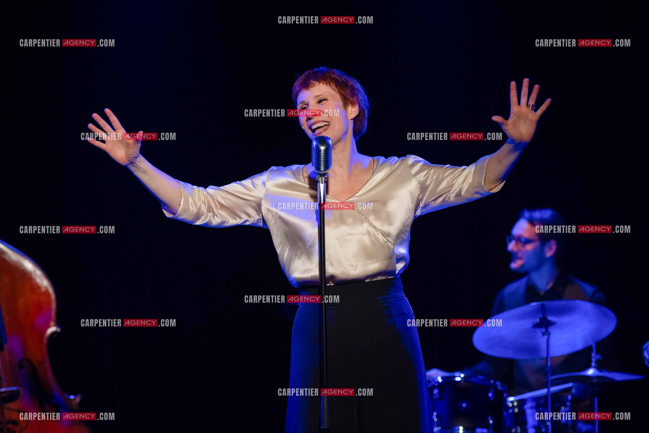 Spectacle musical racontant la vie de Monsieur Cole Porter. La chanteuse Isabelle Georges dans le rôle d'une Linda accompagnée d'un trio jazzy ( piano, contrebasse et batterie ).  ( Exclusif )