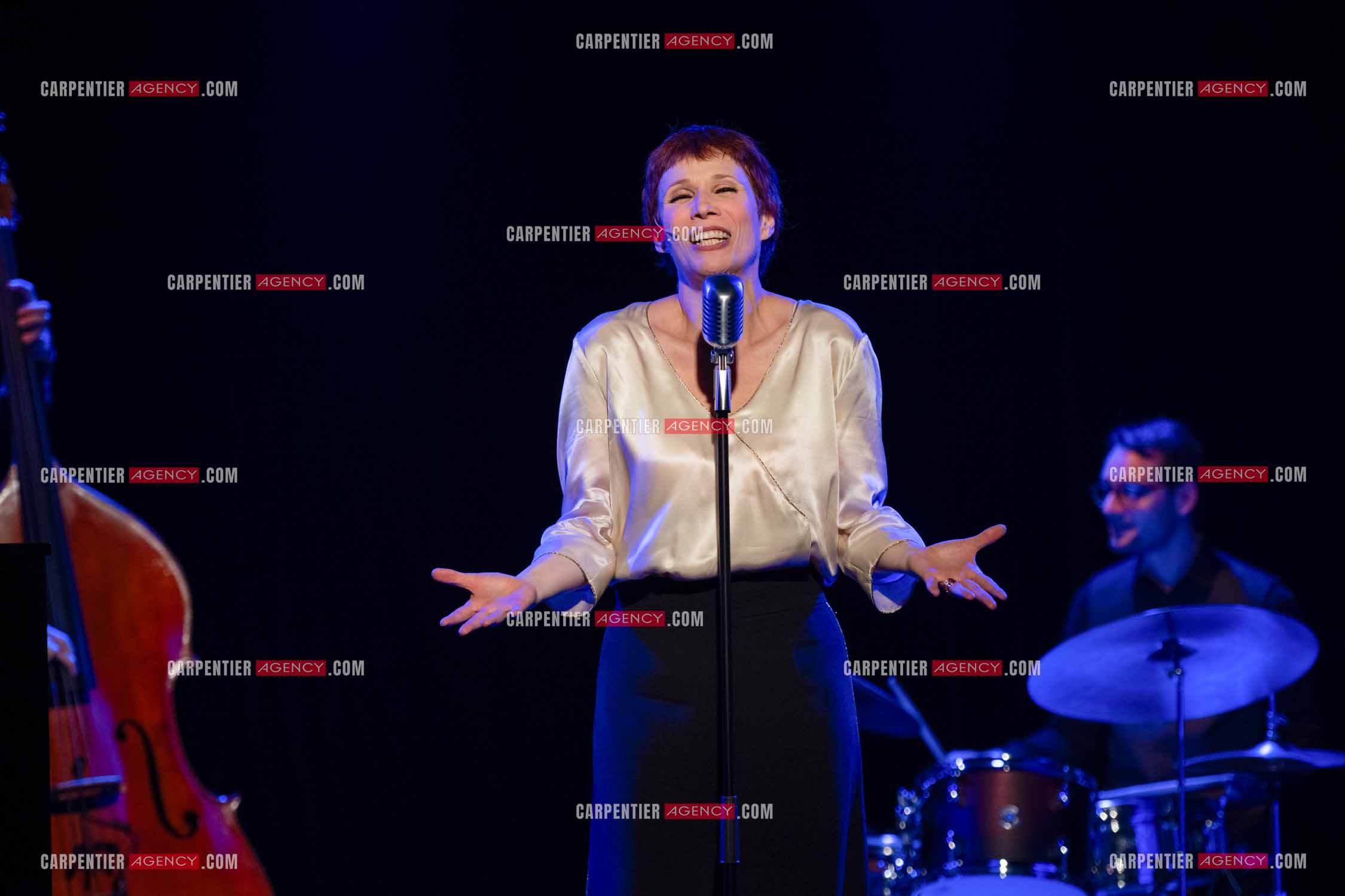 Spectacle musical racontant la vie de Monsieur Cole Porter. La chanteuse Isabelle Georges dans le rôle d'une Linda accompagnée d'un trio jazzy ( piano, contrebasse et batterie ).  ( Exclusif )