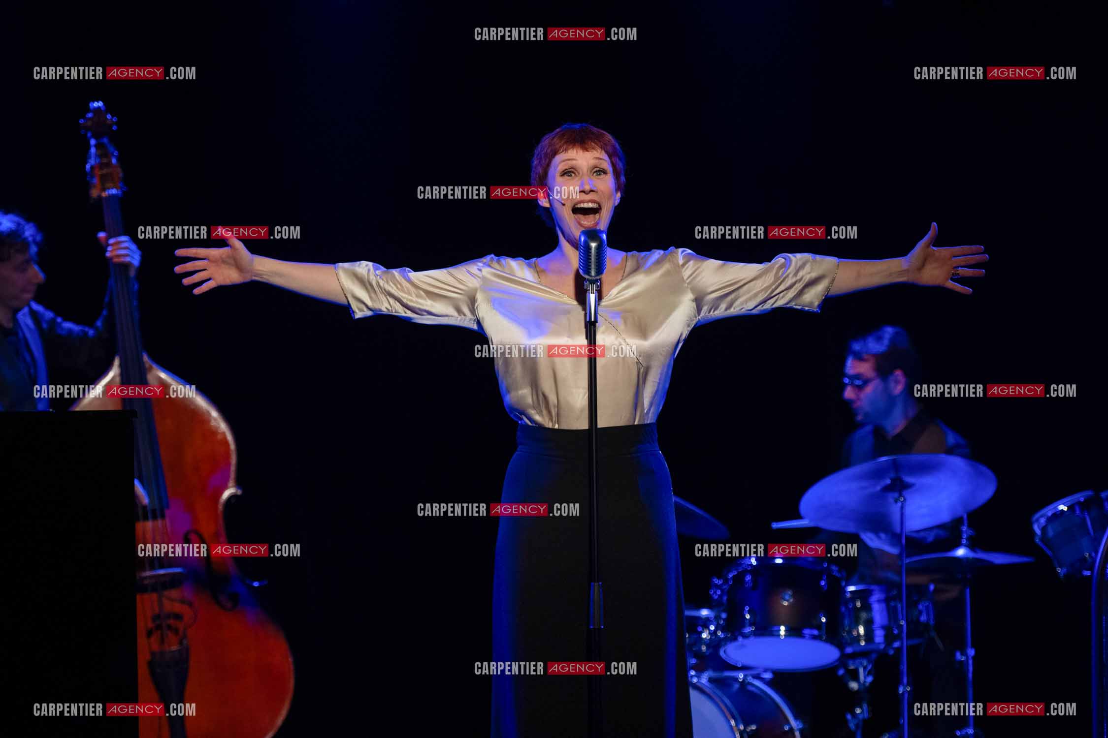 Spectacle musical racontant la vie de Monsieur Cole Porter. La chanteuse Isabelle Georges dans le rôle d'une Linda accompagnée d'un trio jazzy ( piano, contrebasse et batterie ).  ( Exclusif )