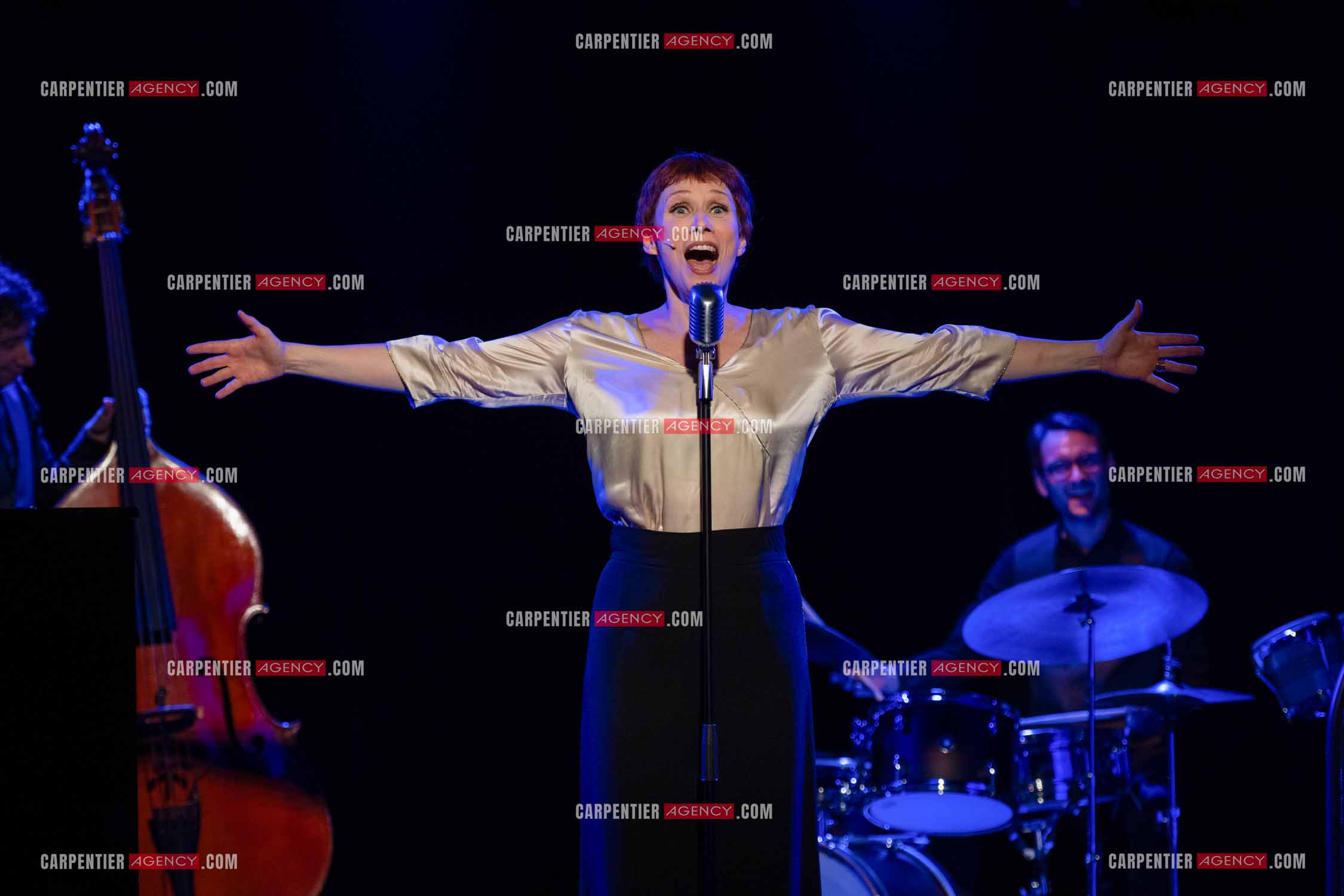 Spectacle musical racontant la vie de Monsieur Cole Porter. La chanteuse Isabelle Georges dans le rôle d'une Linda accompagnée d'un trio jazzy ( piano, contrebasse et batterie ).  ( Exclusif )