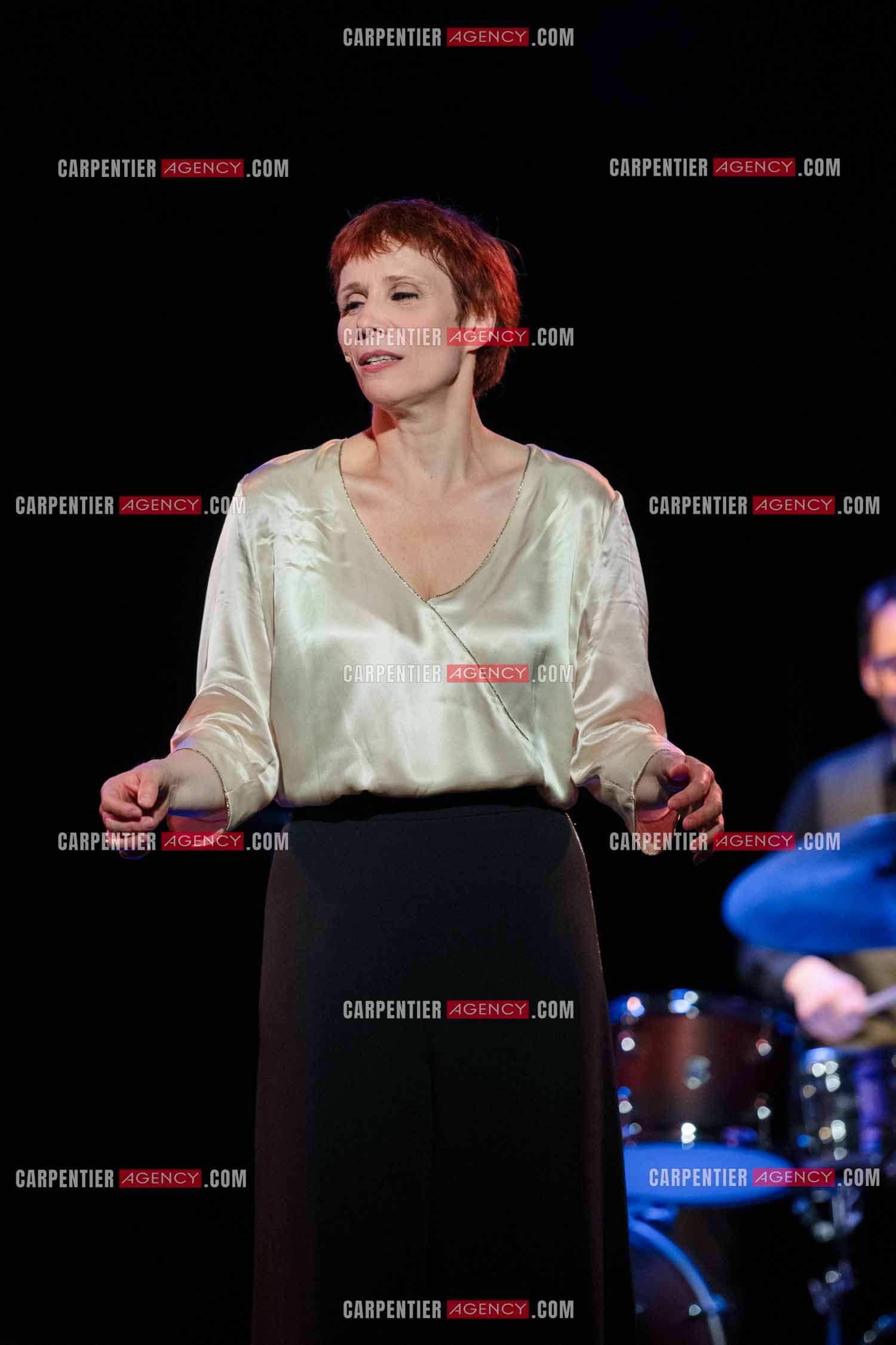 Spectacle musical racontant la vie de Monsieur Cole Porter. La chanteuse Isabelle Georges dans le rôle d'une Linda accompagnée d'un trio jazzy ( piano, contrebasse et batterie ).  ( Exclusif )