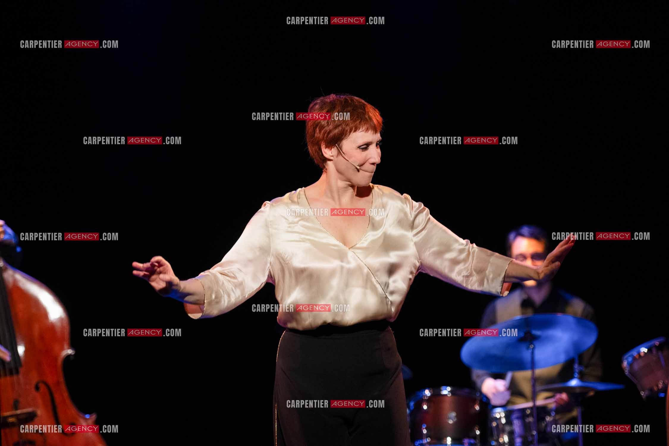 Spectacle musical racontant la vie de Monsieur Cole Porter. La chanteuse Isabelle Georges dans le rôle d'une Linda accompagnée d'un trio jazzy ( piano, contrebasse et batterie ).  ( Exclusif )