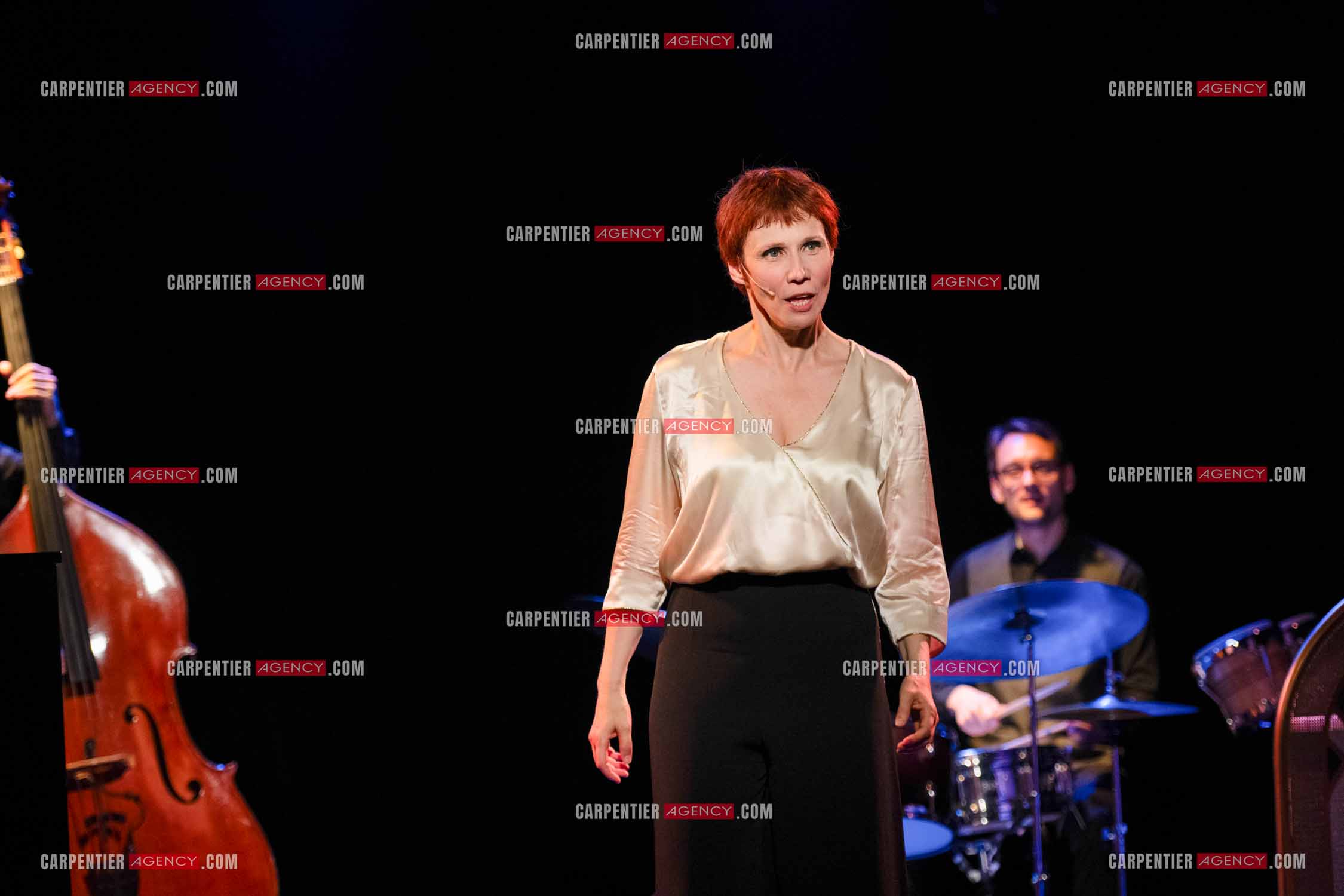 Spectacle musical racontant la vie de Monsieur Cole Porter. La chanteuse Isabelle Georges dans le rôle d'une Linda accompagnée d'un trio jazzy ( piano, contrebasse et batterie ).  ( Exclusif )