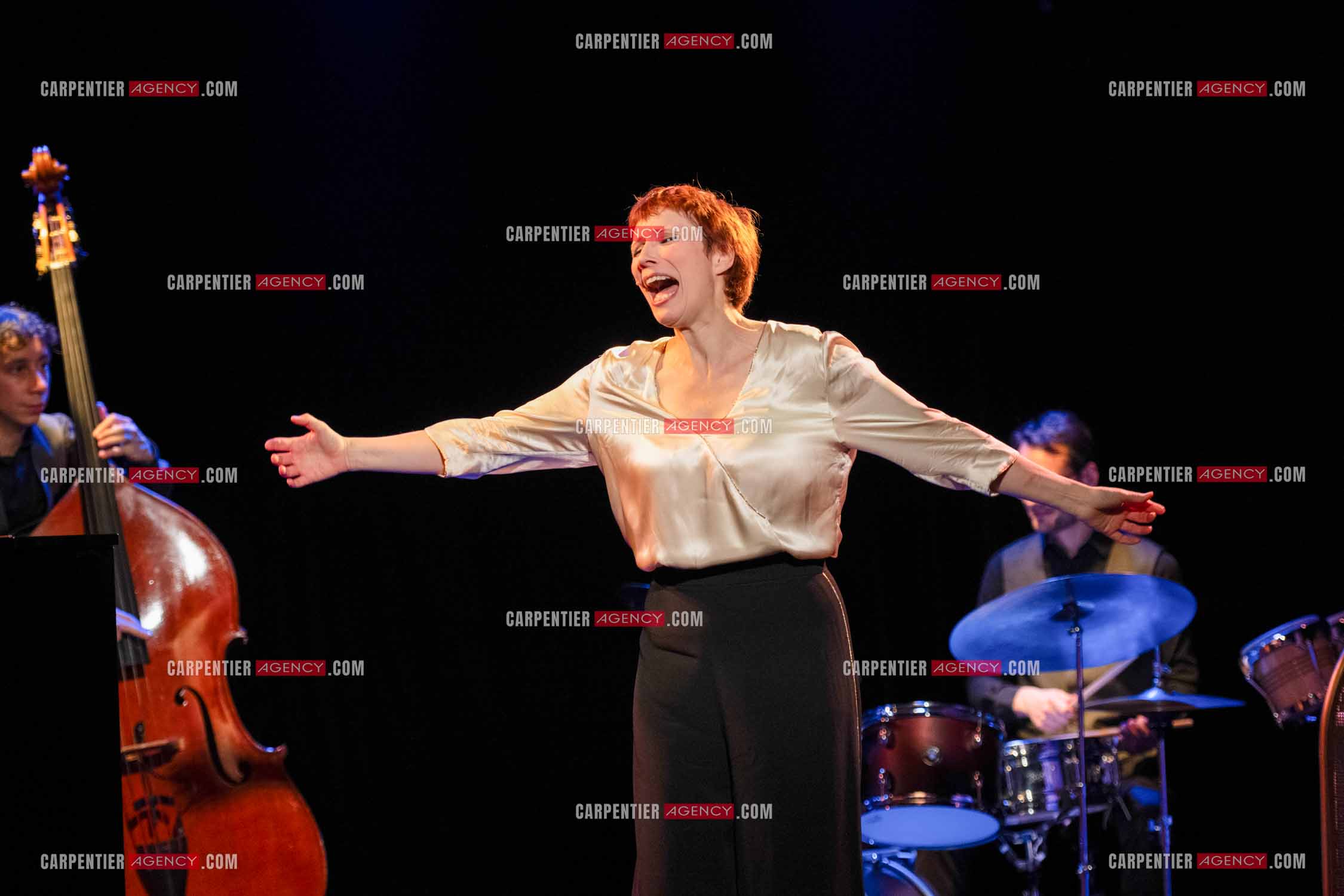 Spectacle musical racontant la vie de Monsieur Cole Porter. La chanteuse Isabelle Georges dans le rôle d'une Linda accompagnée d'un trio jazzy ( piano, contrebasse et batterie ).  ( Exclusif )