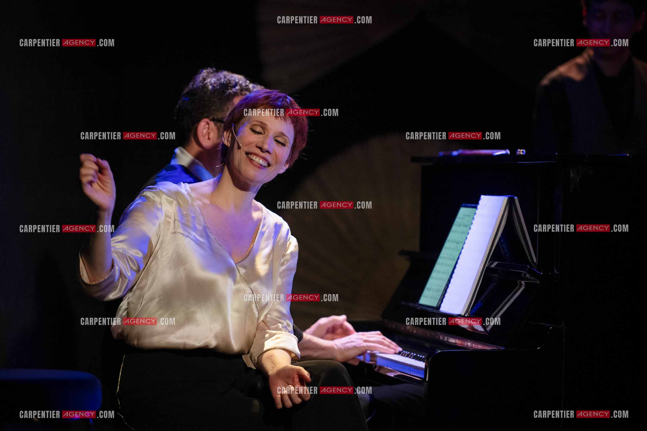 Spectacle musical racontant la vie de Monsieur Cole Porter. La chanteuse Isabelle Georges dans le rôle d'une Linda accompagnée d'un trio jazzy ( piano, contrebasse et batterie ).  ( Exclusif )