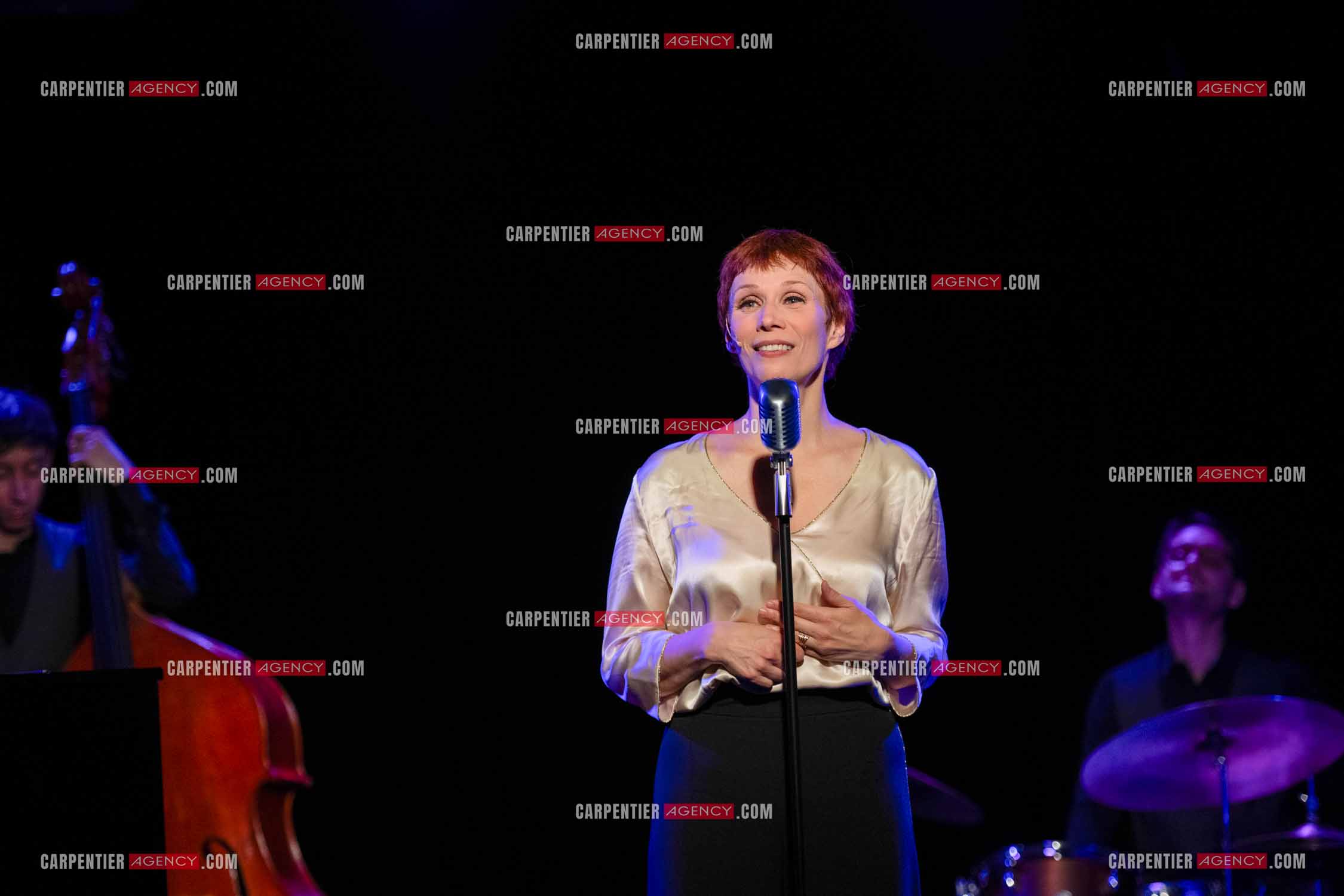 Spectacle musical racontant la vie de Monsieur Cole Porter. La chanteuse Isabelle Georges dans le rôle d'une Linda accompagnée d'un trio jazzy ( piano, contrebasse et batterie ).  ( Exclusif )
