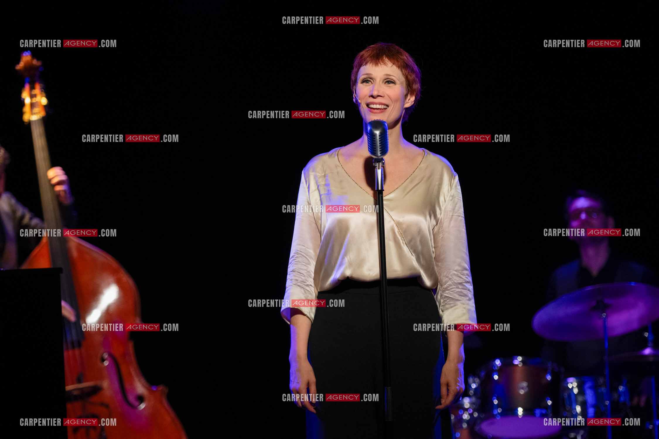 Spectacle musical racontant la vie de Monsieur Cole Porter. La chanteuse Isabelle Georges dans le rôle d'une Linda accompagnée d'un trio jazzy ( piano, contrebasse et batterie ).  ( Exclusif )