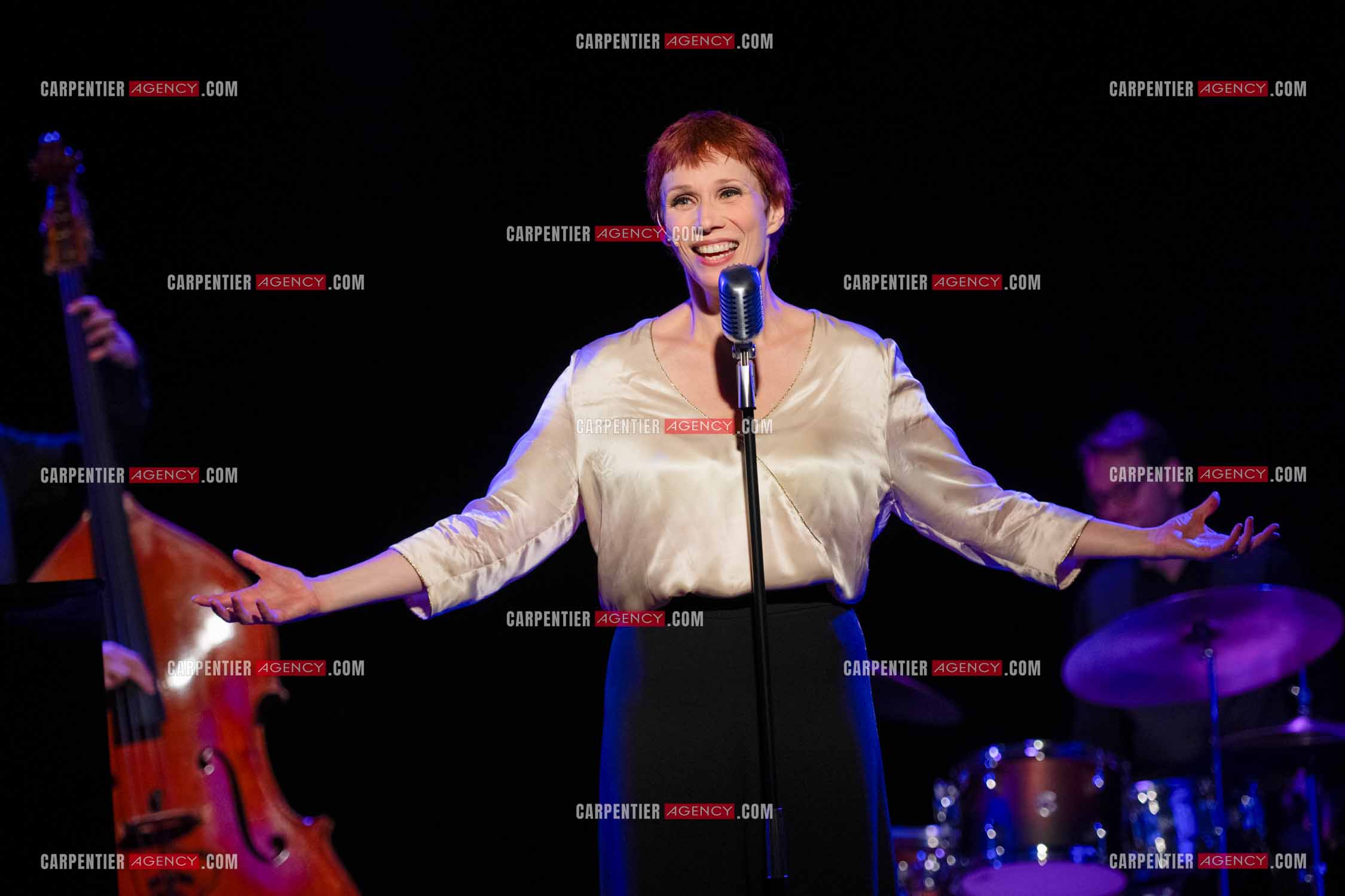 Spectacle musical racontant la vie de Monsieur Cole Porter. La chanteuse Isabelle Georges dans le rôle d'une Linda accompagnée d'un trio jazzy ( piano, contrebasse et batterie ).  ( Exclusif )