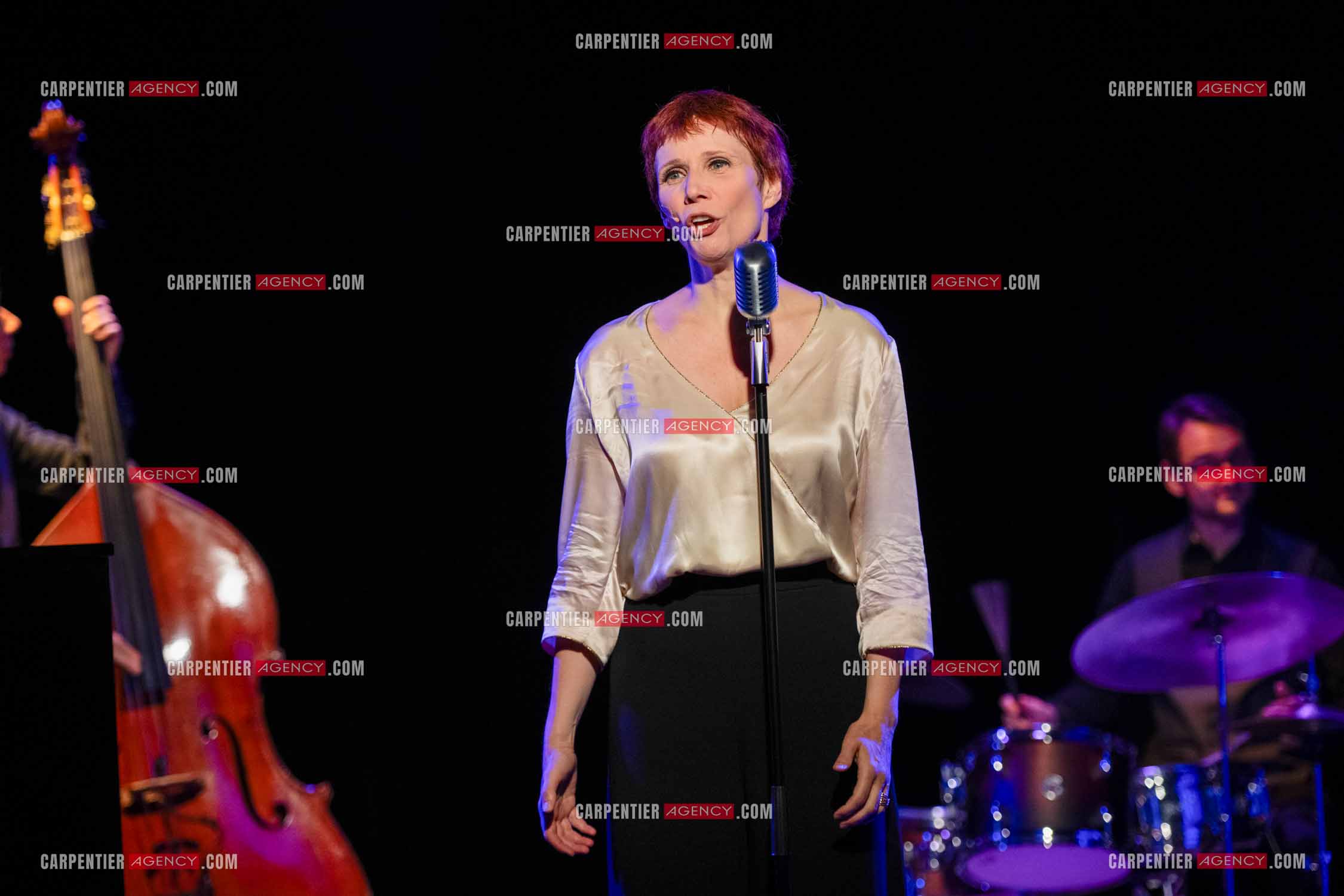 Spectacle musical racontant la vie de Monsieur Cole Porter. La chanteuse Isabelle Georges dans le rôle d'une Linda accompagnée d'un trio jazzy ( piano, contrebasse et batterie ).  ( Exclusif )