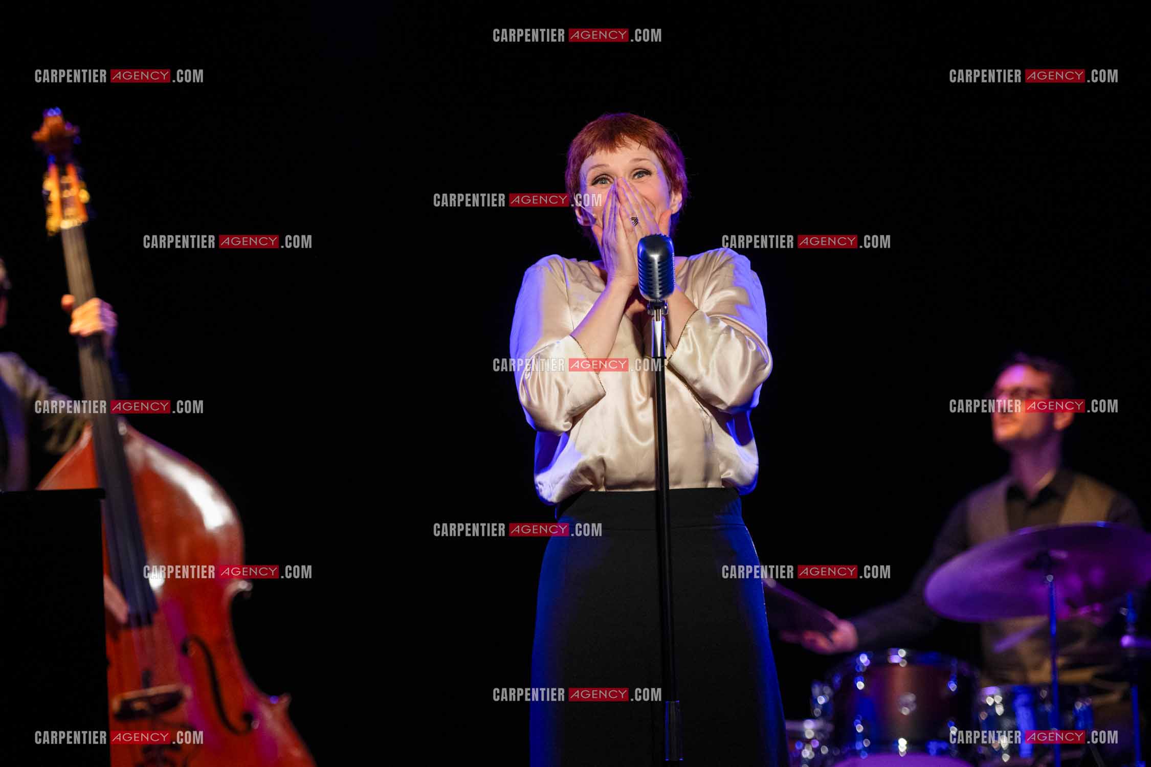 Spectacle musical racontant la vie de Monsieur Cole Porter. La chanteuse Isabelle Georges dans le rôle d'une Linda accompagnée d'un trio jazzy ( piano, contrebasse et batterie ).  ( Exclusif )