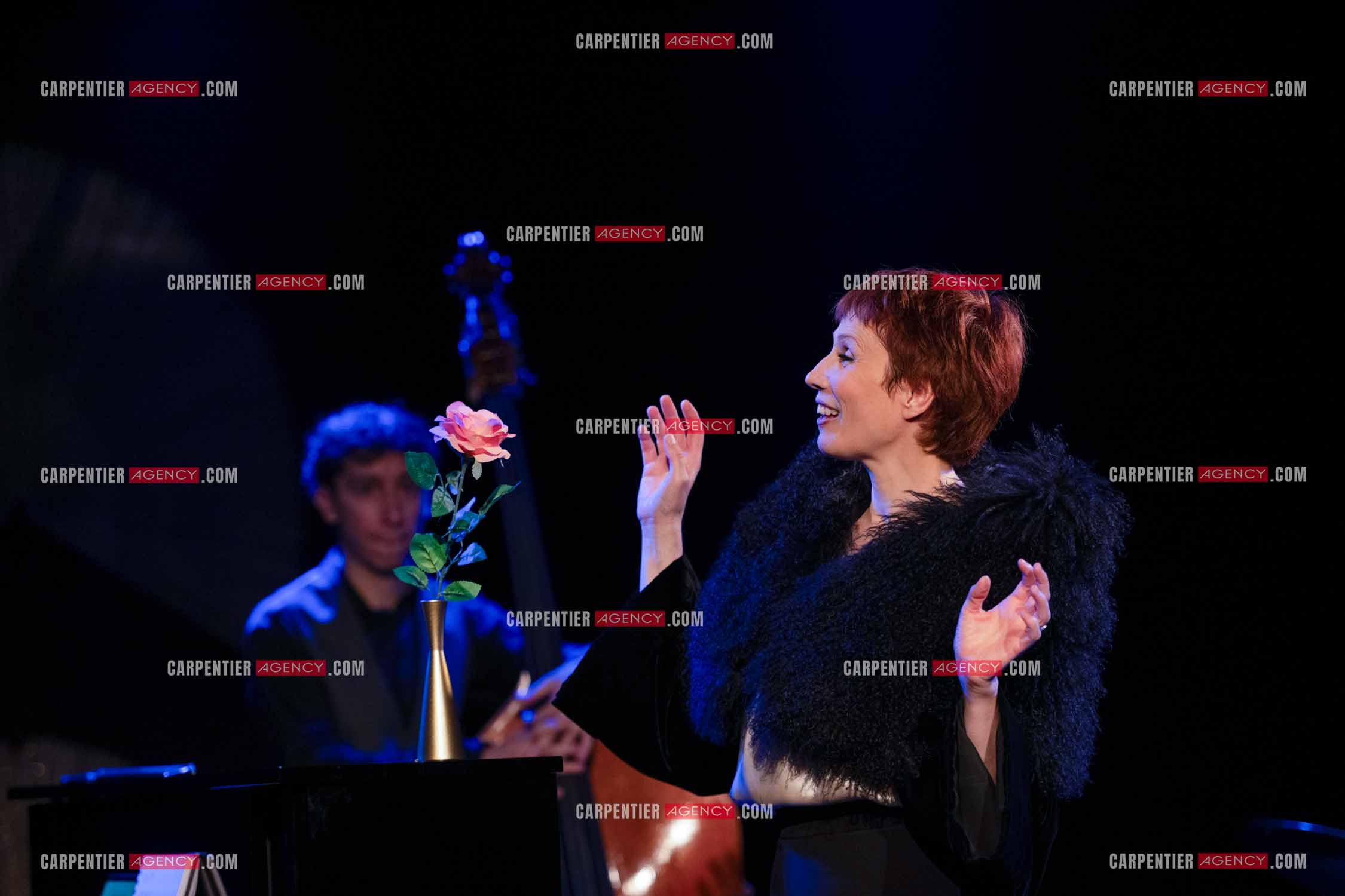 Spectacle musical racontant la vie de Monsieur Cole Porter. La chanteuse Isabelle Georges dans le rôle d'une Linda accompagnée d'un trio jazzy ( piano, contrebasse et batterie ).  ( Exclusif )