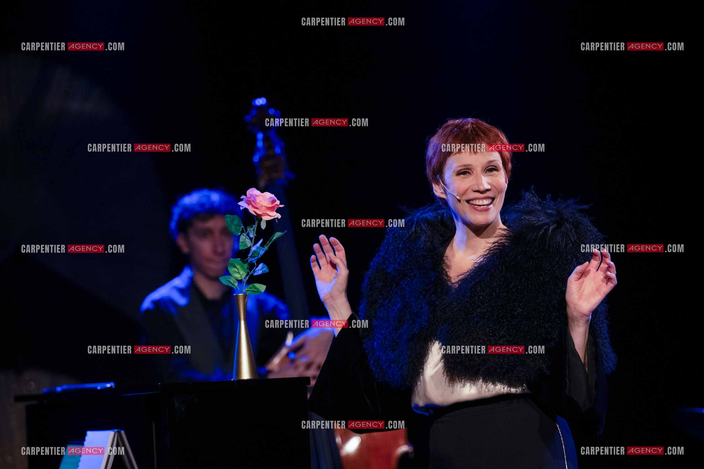 Spectacle musical racontant la vie de Monsieur Cole Porter. La chanteuse Isabelle Georges dans le rôle d'une Linda accompagnée d'un trio jazzy ( piano, contrebasse et batterie ).  ( Exclusif )