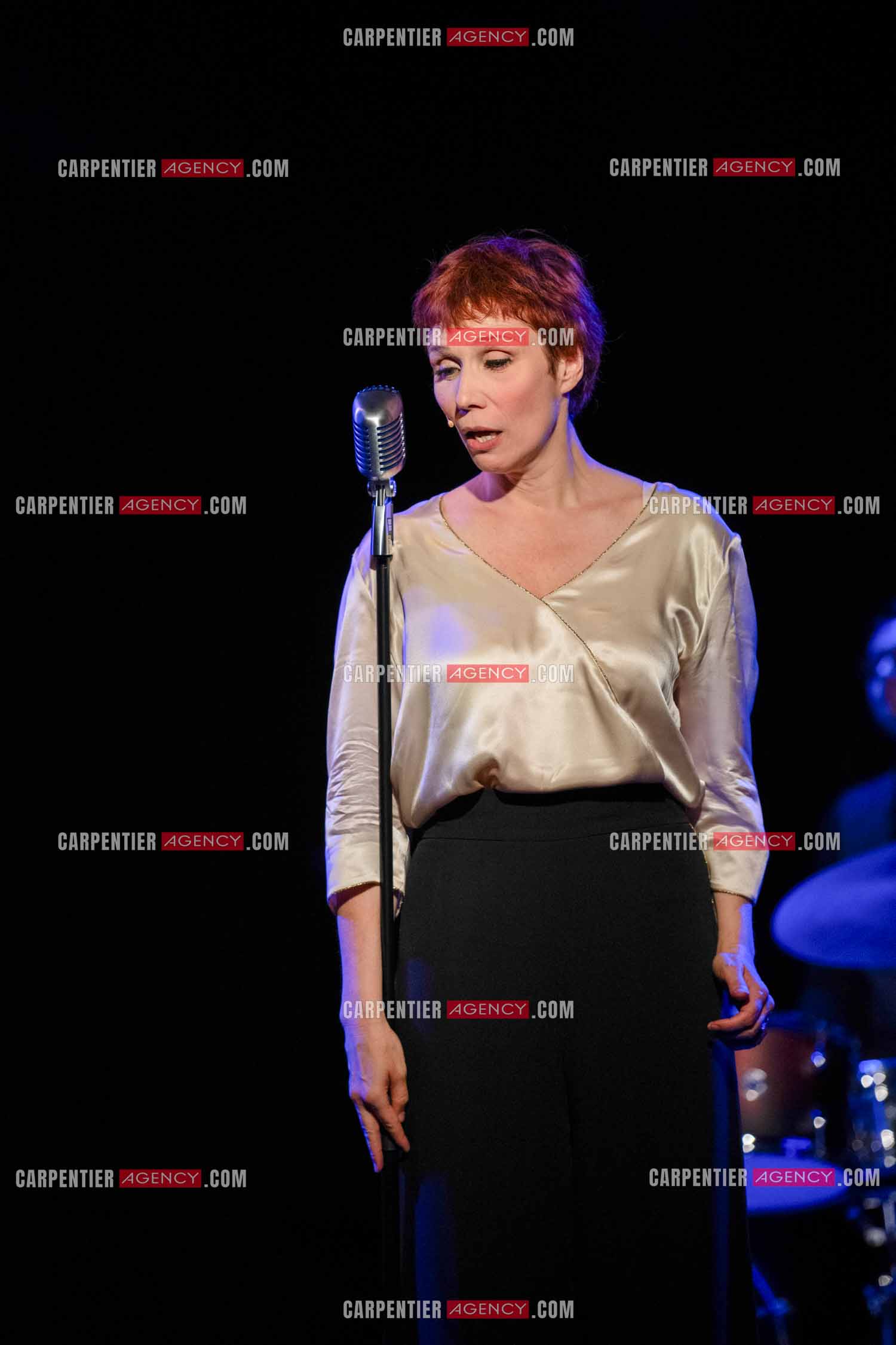 Spectacle musical racontant la vie de Monsieur Cole Porter. La chanteuse Isabelle Georges dans le rôle d'une Linda accompagnée d'un trio jazzy ( piano, contrebasse et batterie ).  ( Exclusif )