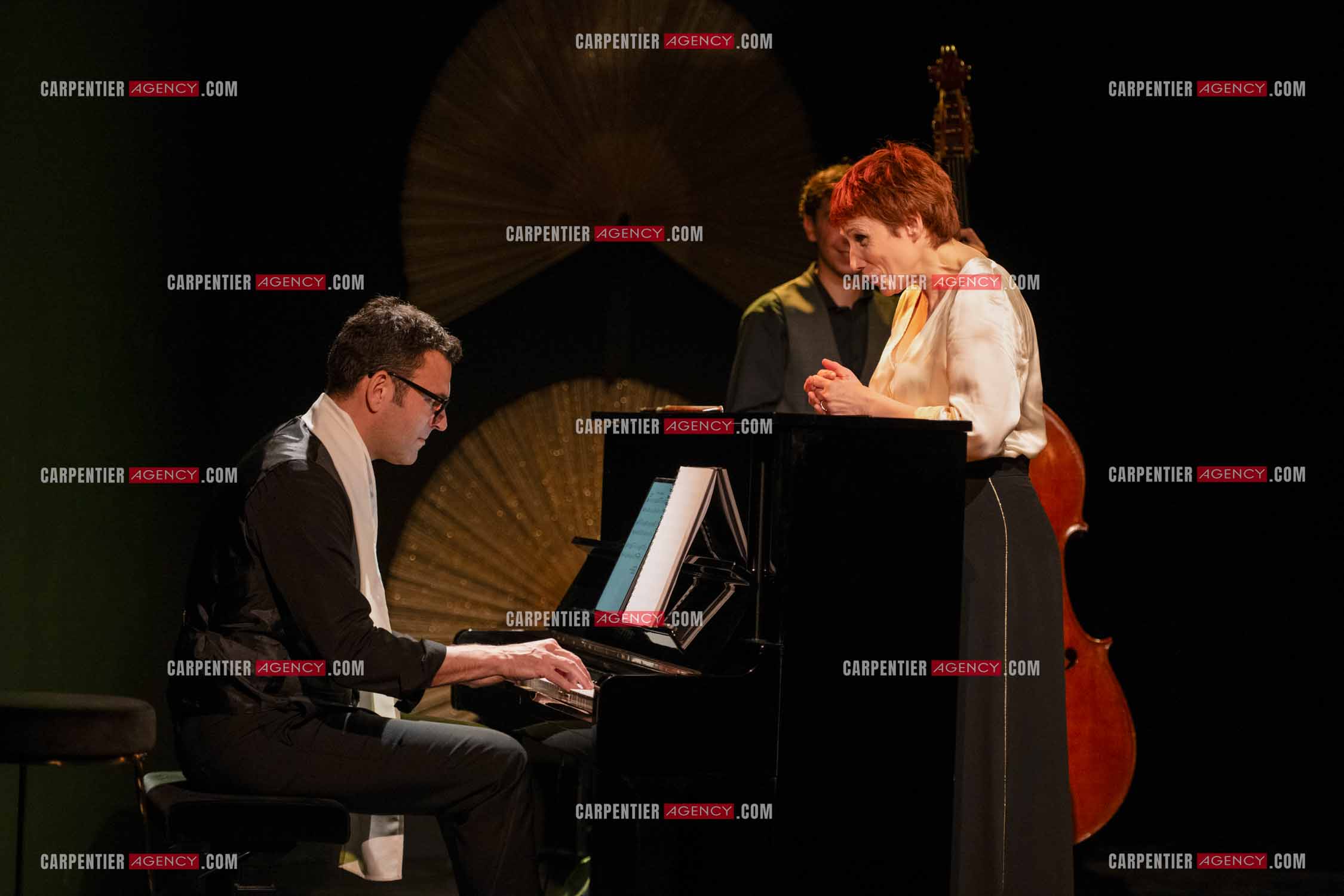 Spectacle musical racontant la vie de Monsieur Cole Porter. La chanteuse Isabelle Georges dans le rôle d'une Linda accompagnée d'un trio jazzy ( piano, contrebasse et batterie ).  ( Exclusif )