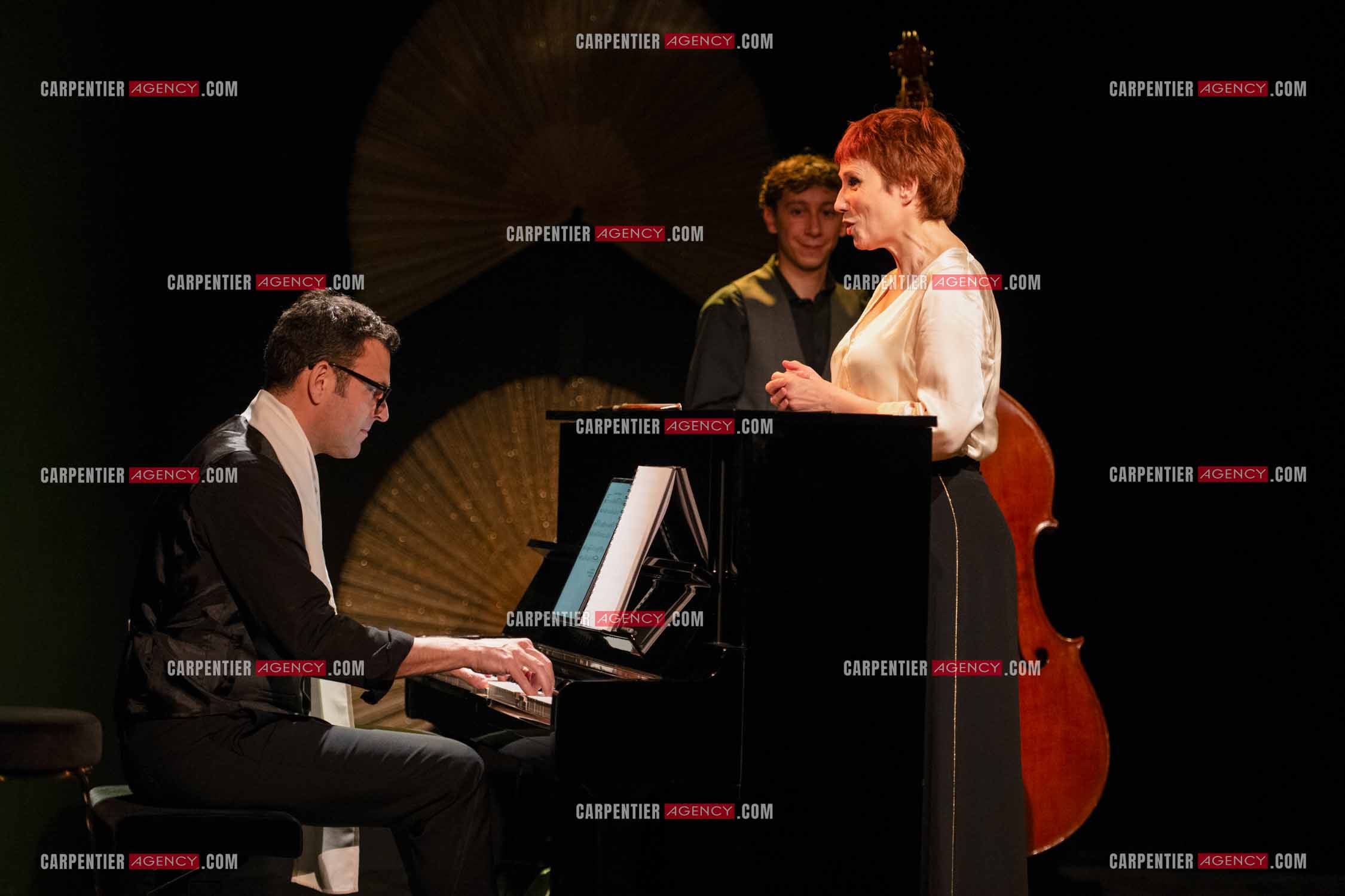 Spectacle musical racontant la vie de Monsieur Cole Porter. La chanteuse Isabelle Georges dans le rôle d'une Linda accompagnée d'un trio jazzy ( piano, contrebasse et batterie ).  ( Exclusif )