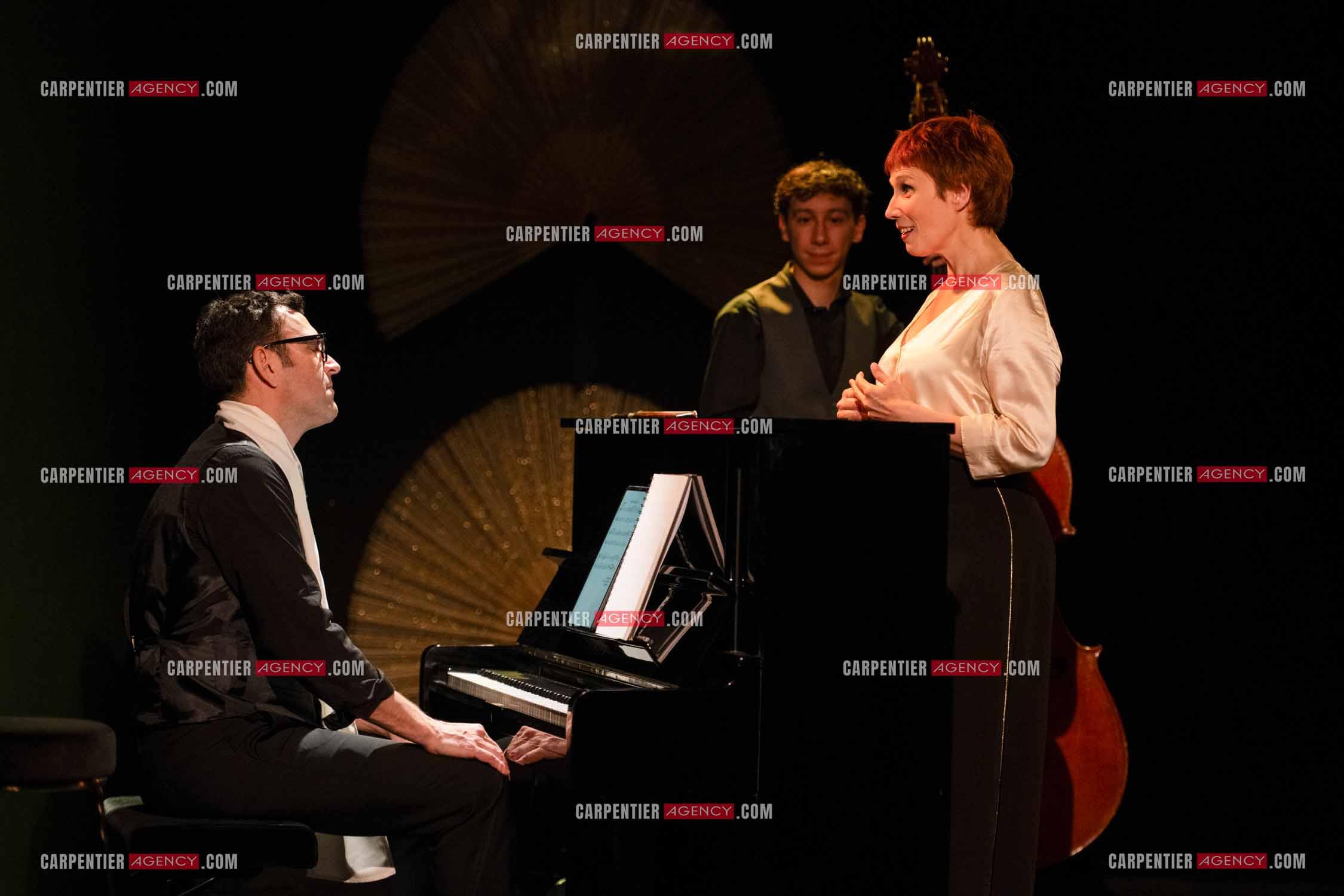 Spectacle musical racontant la vie de Monsieur Cole Porter. La chanteuse Isabelle Georges dans le rôle d'une Linda accompagnée d'un trio jazzy ( piano, contrebasse et batterie ).  ( Exclusif )