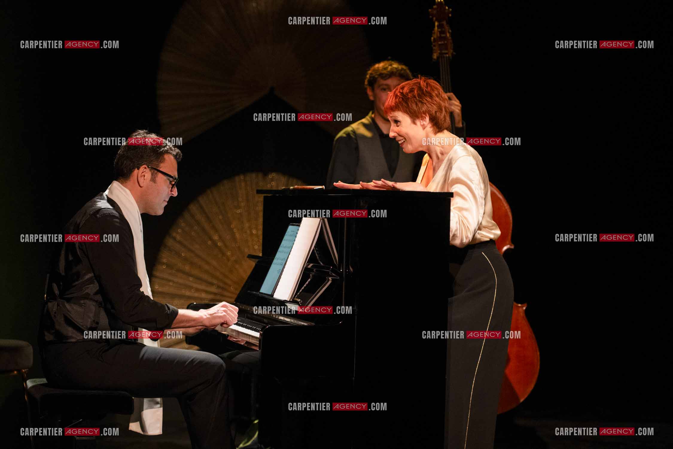 Spectacle musical racontant la vie de Monsieur Cole Porter. La chanteuse Isabelle Georges dans le rôle d'une Linda accompagnée d'un trio jazzy ( piano, contrebasse et batterie ).  ( Exclusif )