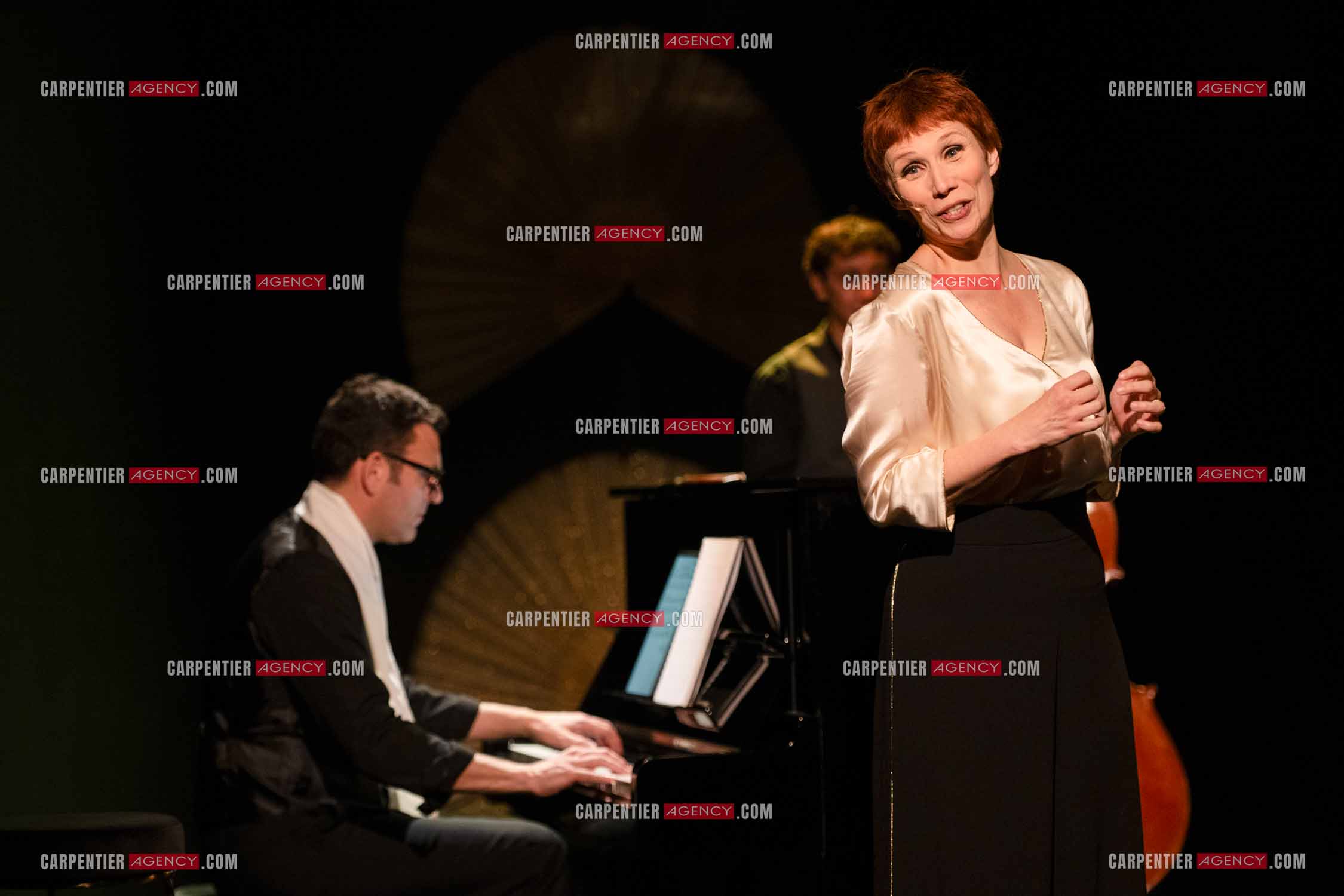 Spectacle musical racontant la vie de Monsieur Cole Porter. La chanteuse Isabelle Georges dans le rôle d'une Linda accompagnée d'un trio jazzy ( piano, contrebasse et batterie ).  ( Exclusif )