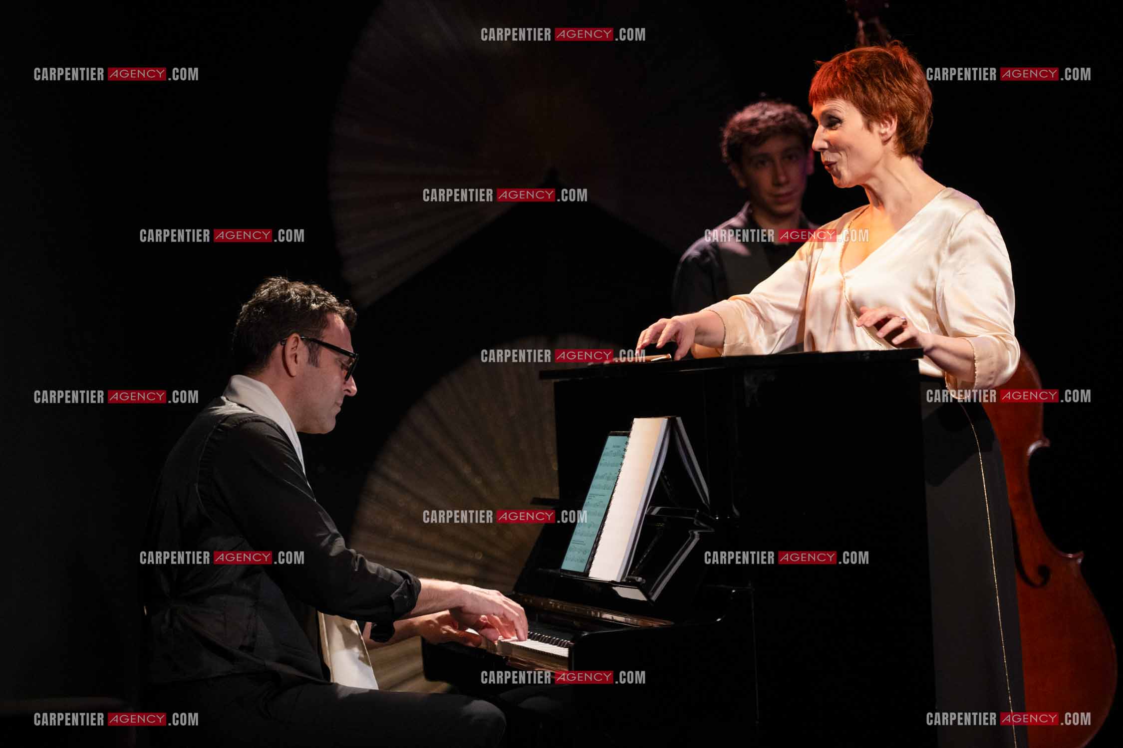 Spectacle musical racontant la vie de Monsieur Cole Porter. La chanteuse Isabelle Georges dans le rôle d'une Linda accompagnée d'un trio jazzy ( piano, contrebasse et batterie ).  ( Exclusif )