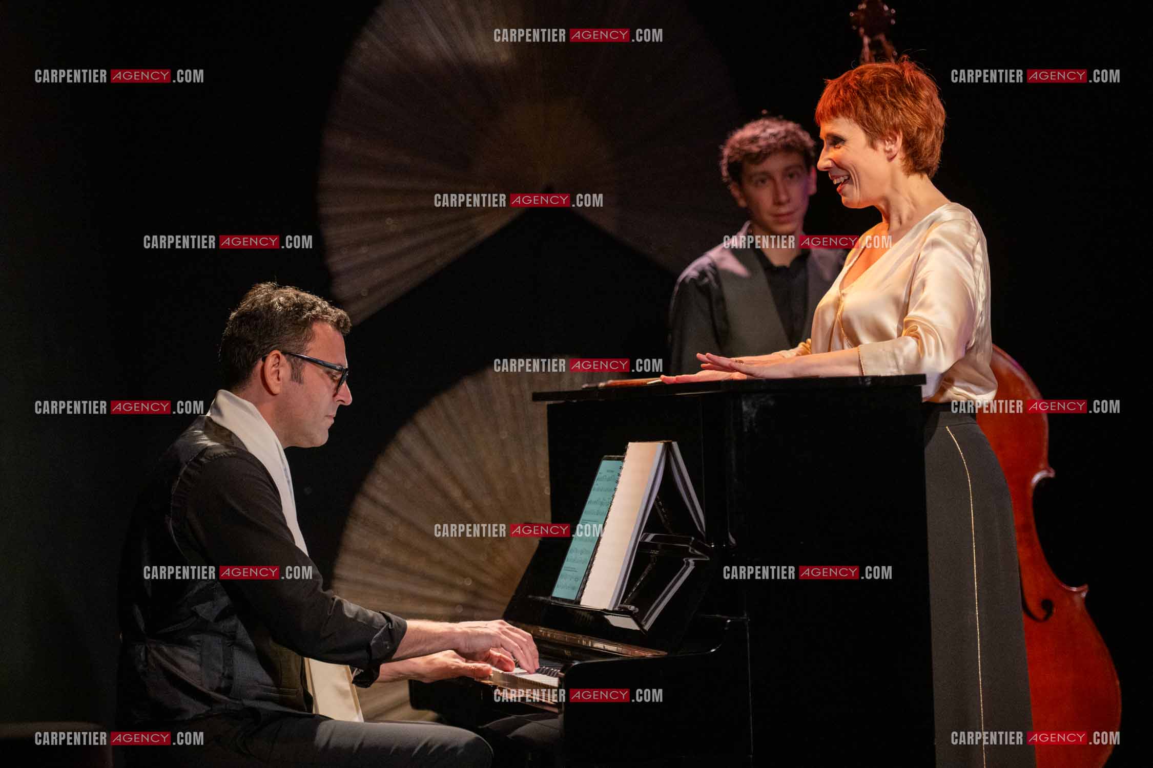 Spectacle musical racontant la vie de Monsieur Cole Porter. La chanteuse Isabelle Georges dans le rôle d'une Linda accompagnée d'un trio jazzy ( piano, contrebasse et batterie ).  ( Exclusif )