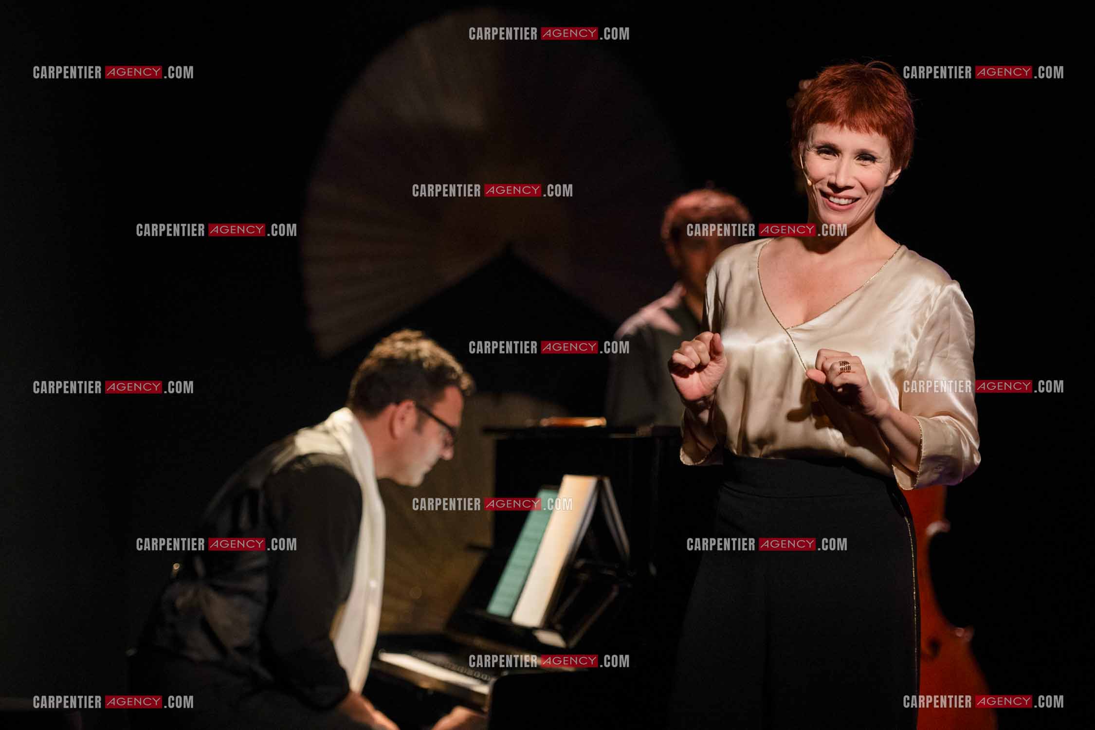 Spectacle musical racontant la vie de Monsieur Cole Porter. La chanteuse Isabelle Georges dans le rôle d'une Linda accompagnée d'un trio jazzy ( piano, contrebasse et batterie ).  ( Exclusif )