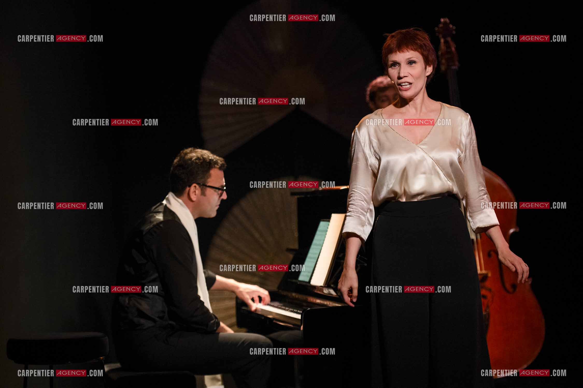Spectacle musical racontant la vie de Monsieur Cole Porter. La chanteuse Isabelle Georges dans le rôle d'une Linda accompagnée d'un trio jazzy ( piano, contrebasse et batterie ).  ( Exclusif )